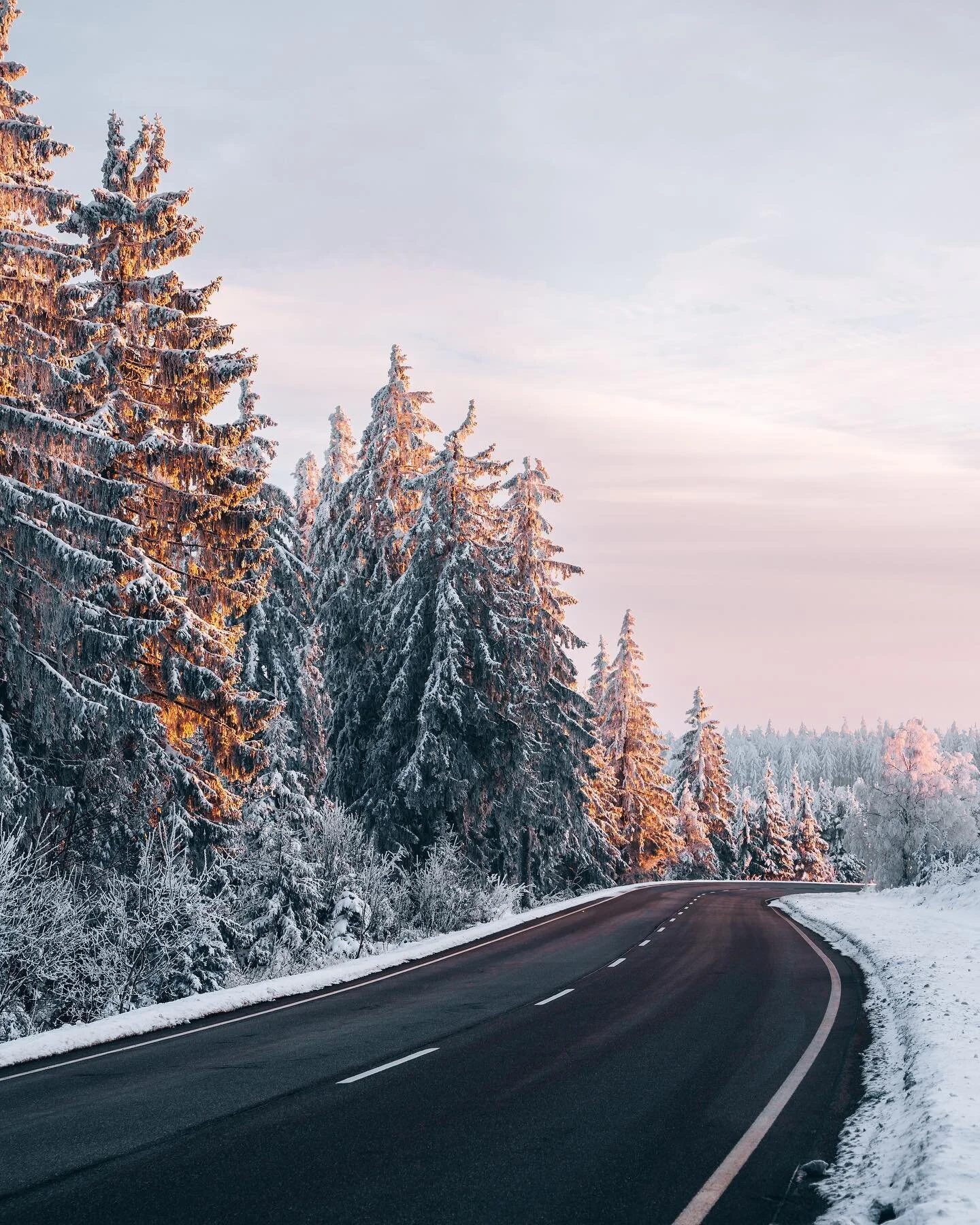 [1-3] Sunset down in snow 🌅

#blackforestgermany #wintersunset #snowphotography #sunsetviews #sunsetlovers #winterroad #visitgermanyofficial