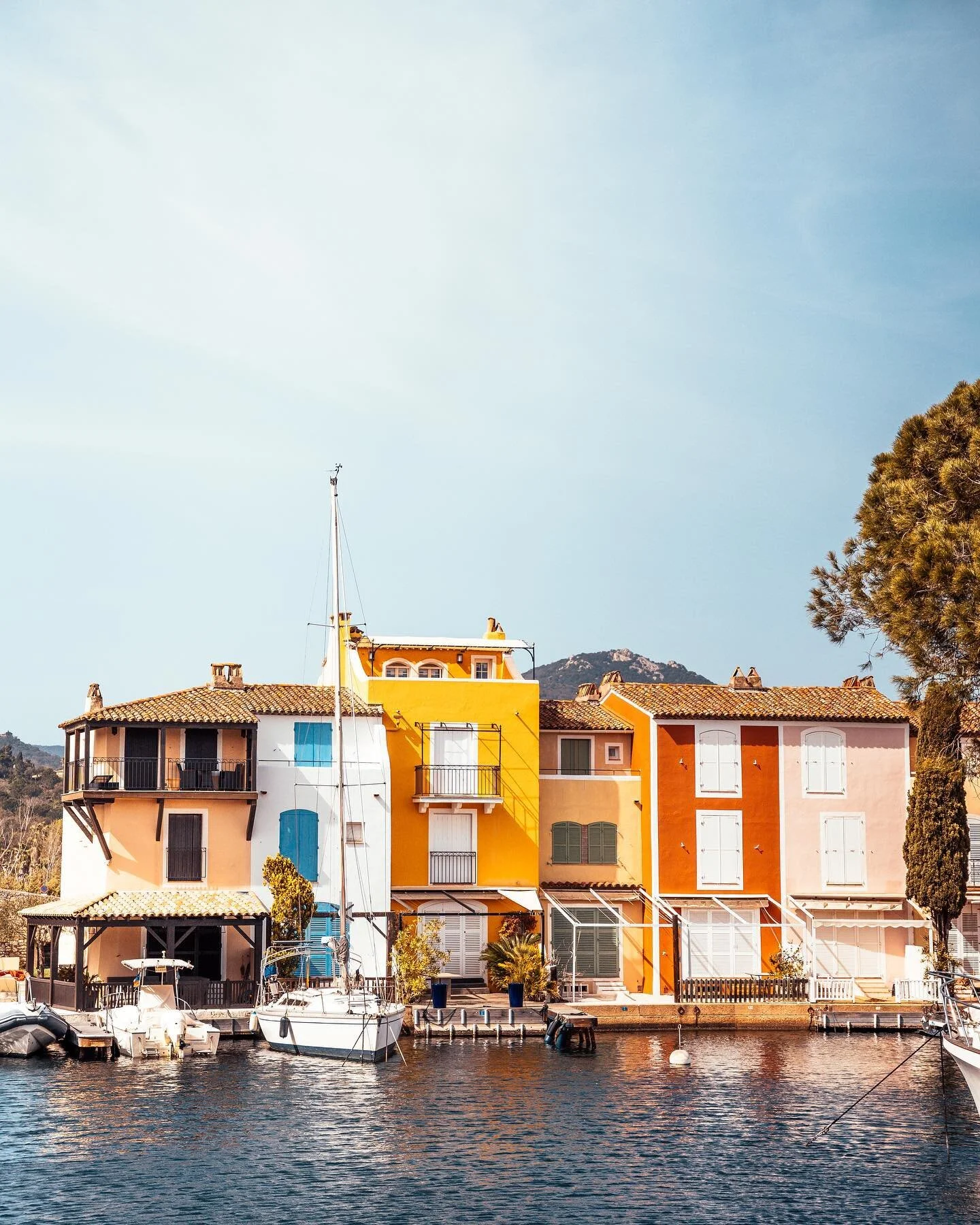 Found these colorful houses right at a small harbor 🚤

#provencefrance #cotedazur #portgrimaud #colorfulphotography