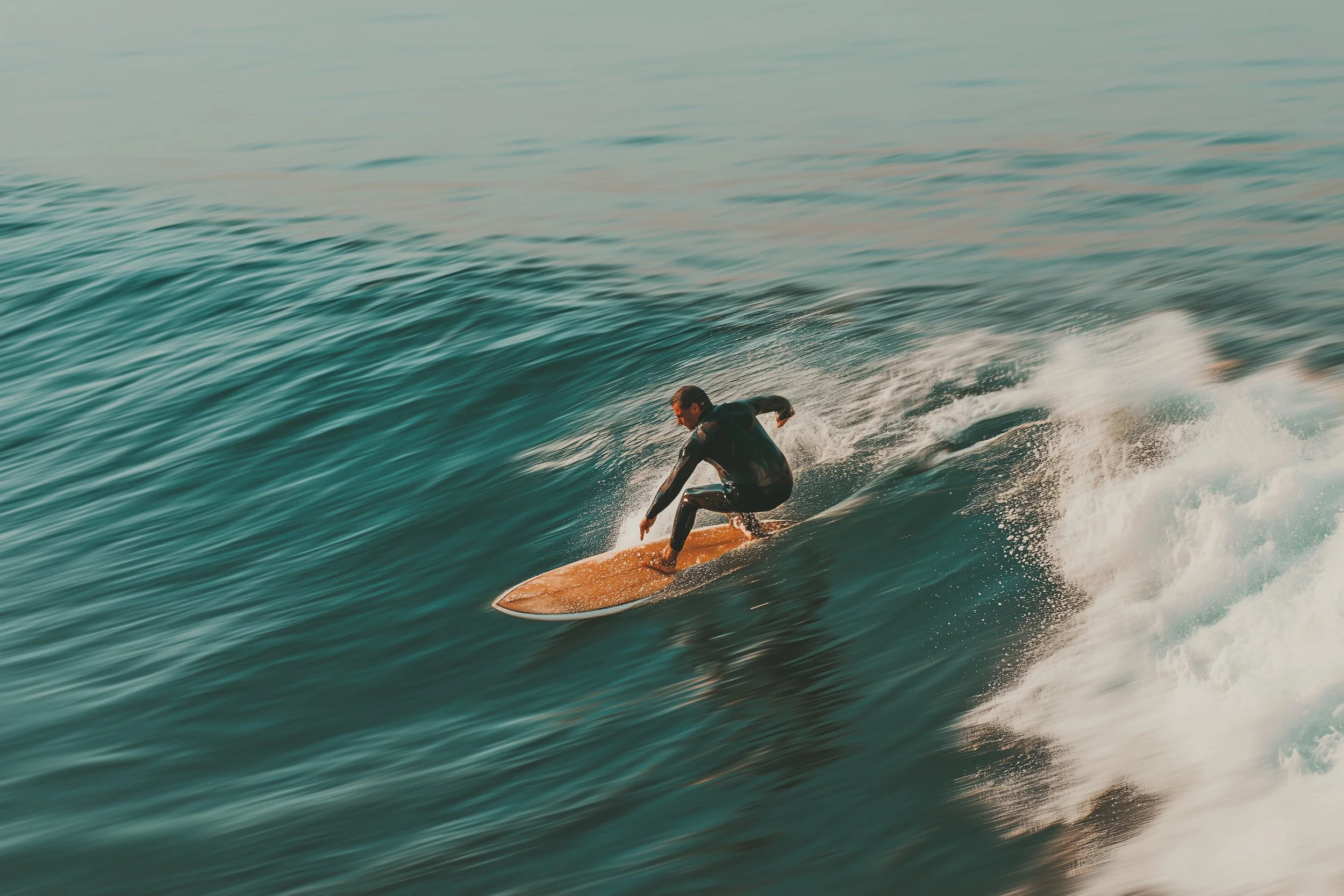 u6452738645_A_blurry_retro_photograph_of_a_surfer_on_a_surfbo_4713581d-1560-475f-9a5c-c6fb408daee8_0.jpg