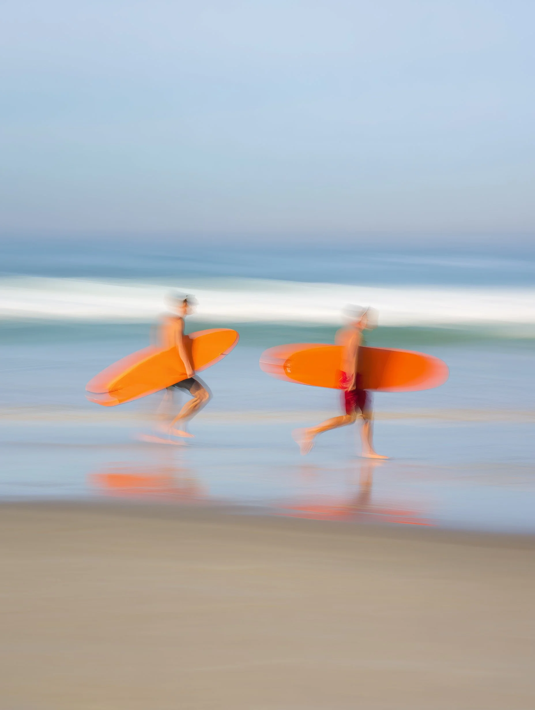 u6452738645_a_photo_of_two_surfers_running_on_the_beach_with__0136067b-c705-4b1e-88e3-fe2f45fdbbec_0.jpg