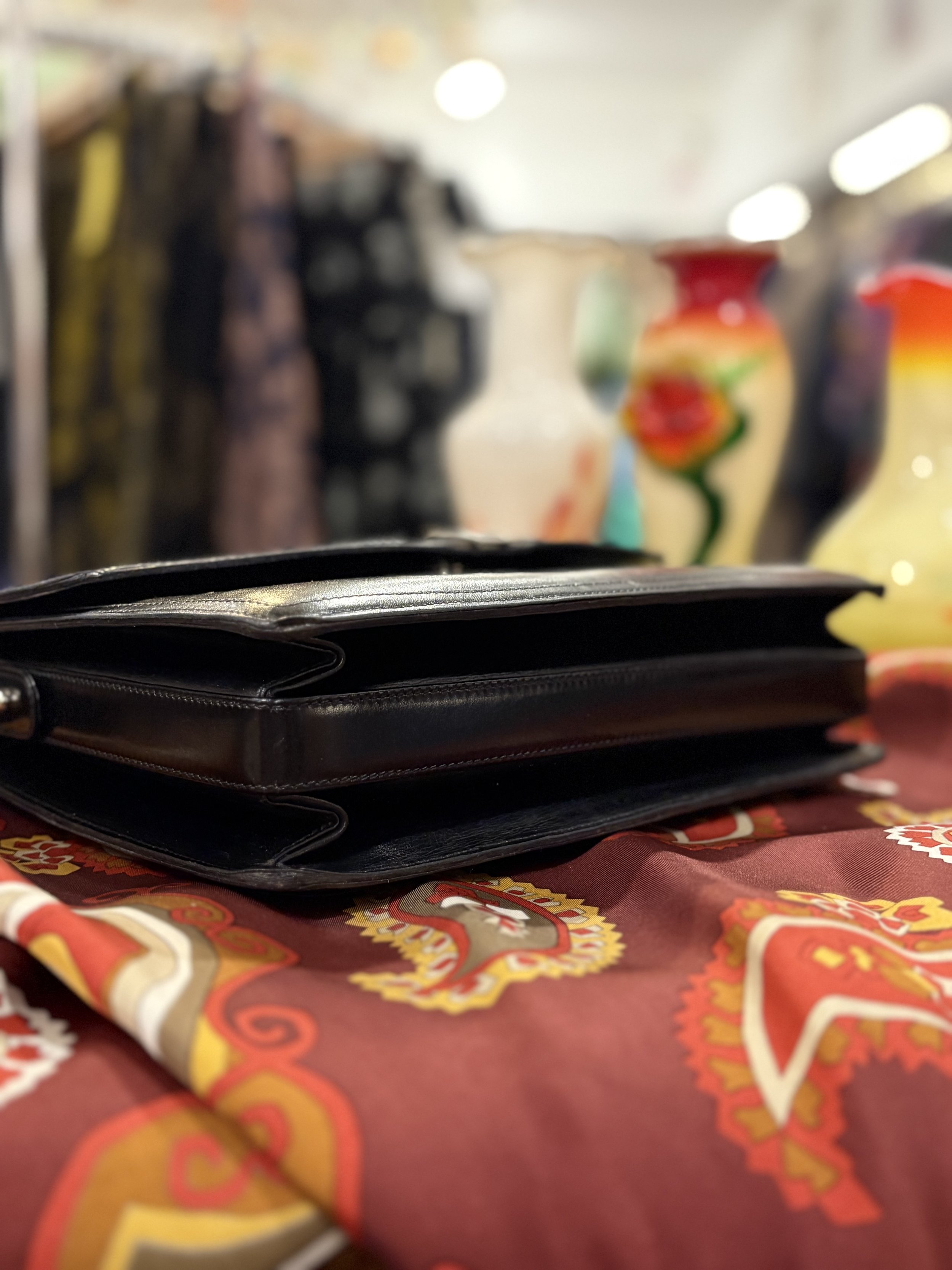 Bolso vintage Gucci estructurado de piel en color negro años 70/80