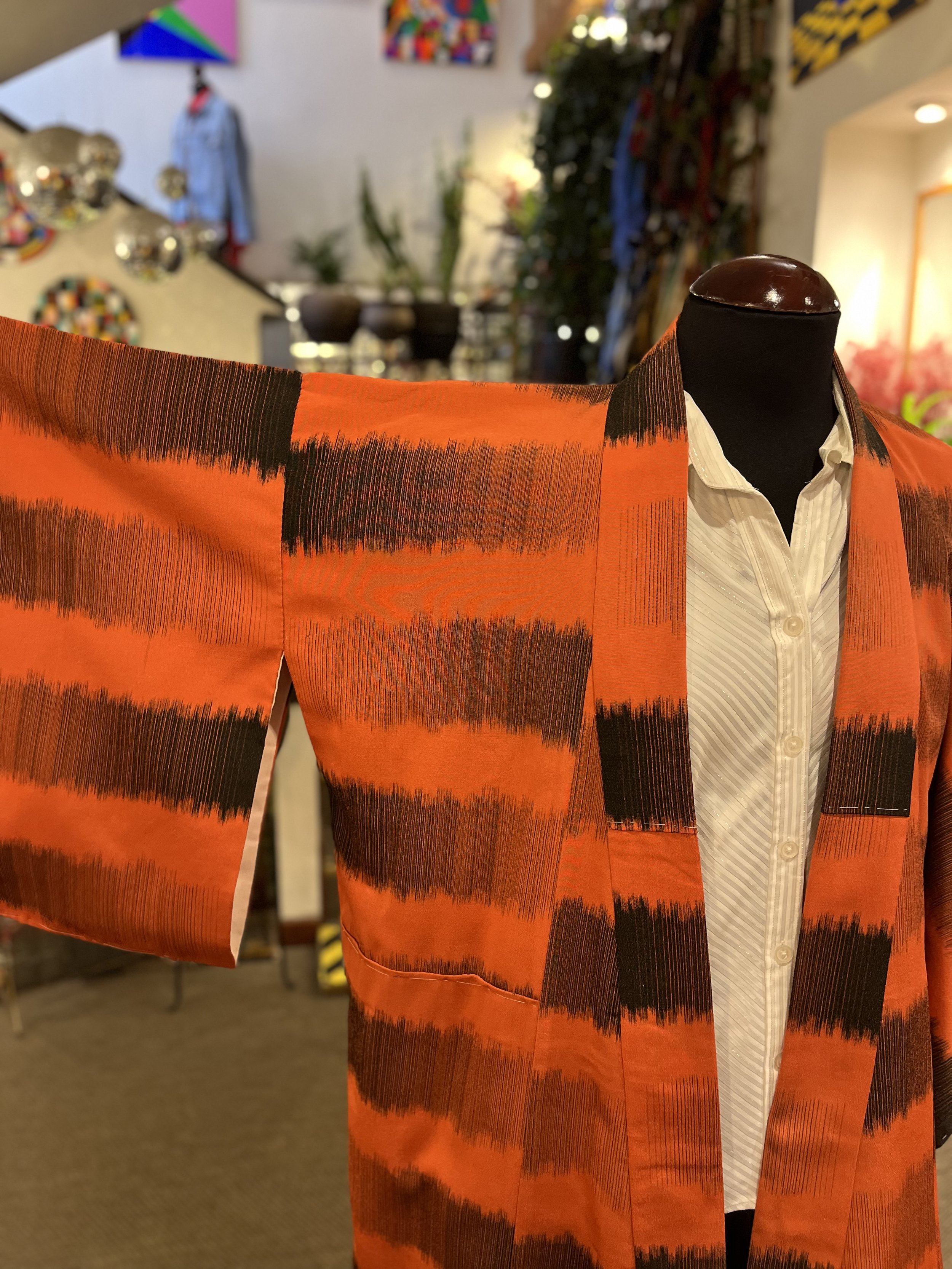 kimono vintage japones en tonos naranjas y negros