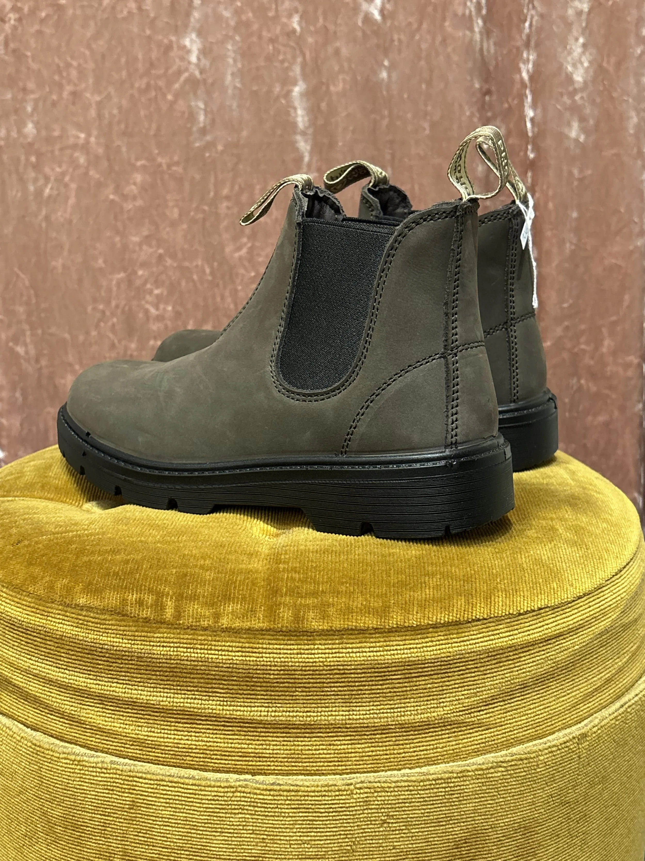Botas ecofriendrly chelsea de Natural World piel de nobuck en color marrón