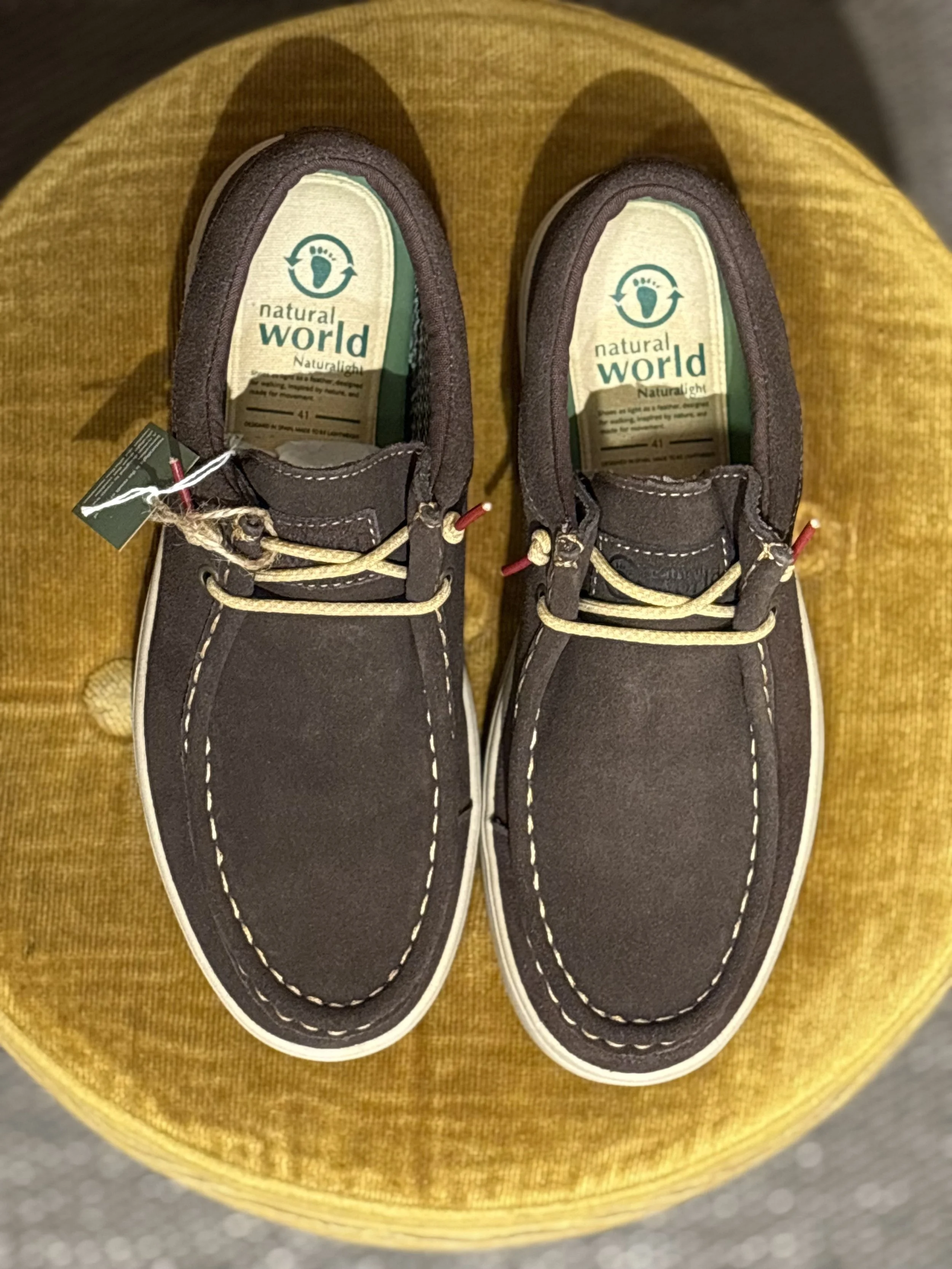 Zapatos ecofriendly estilo wallabee de Natural World en piel serraje color marrón impermeables