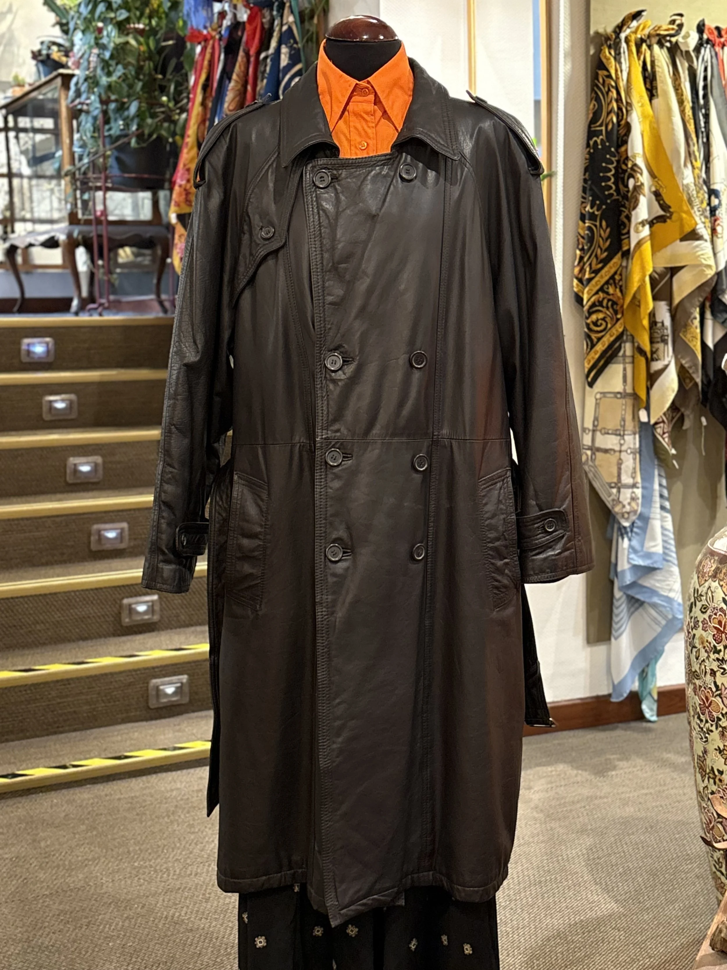 Gabardina trench vintage de piel de napa color negro años 80 made in germany
