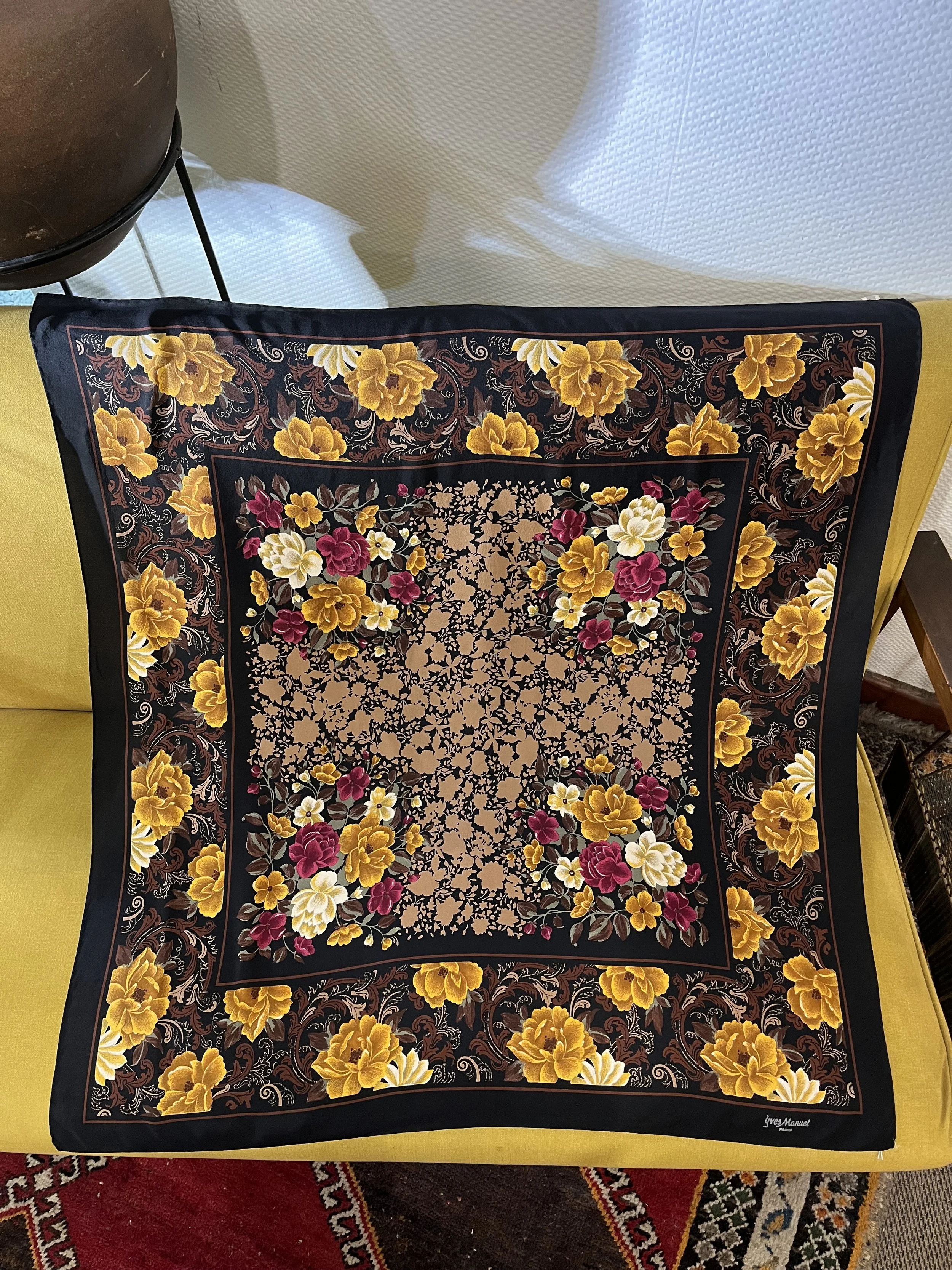 Pañuelo vintage de seda de Yves Manuel made in france