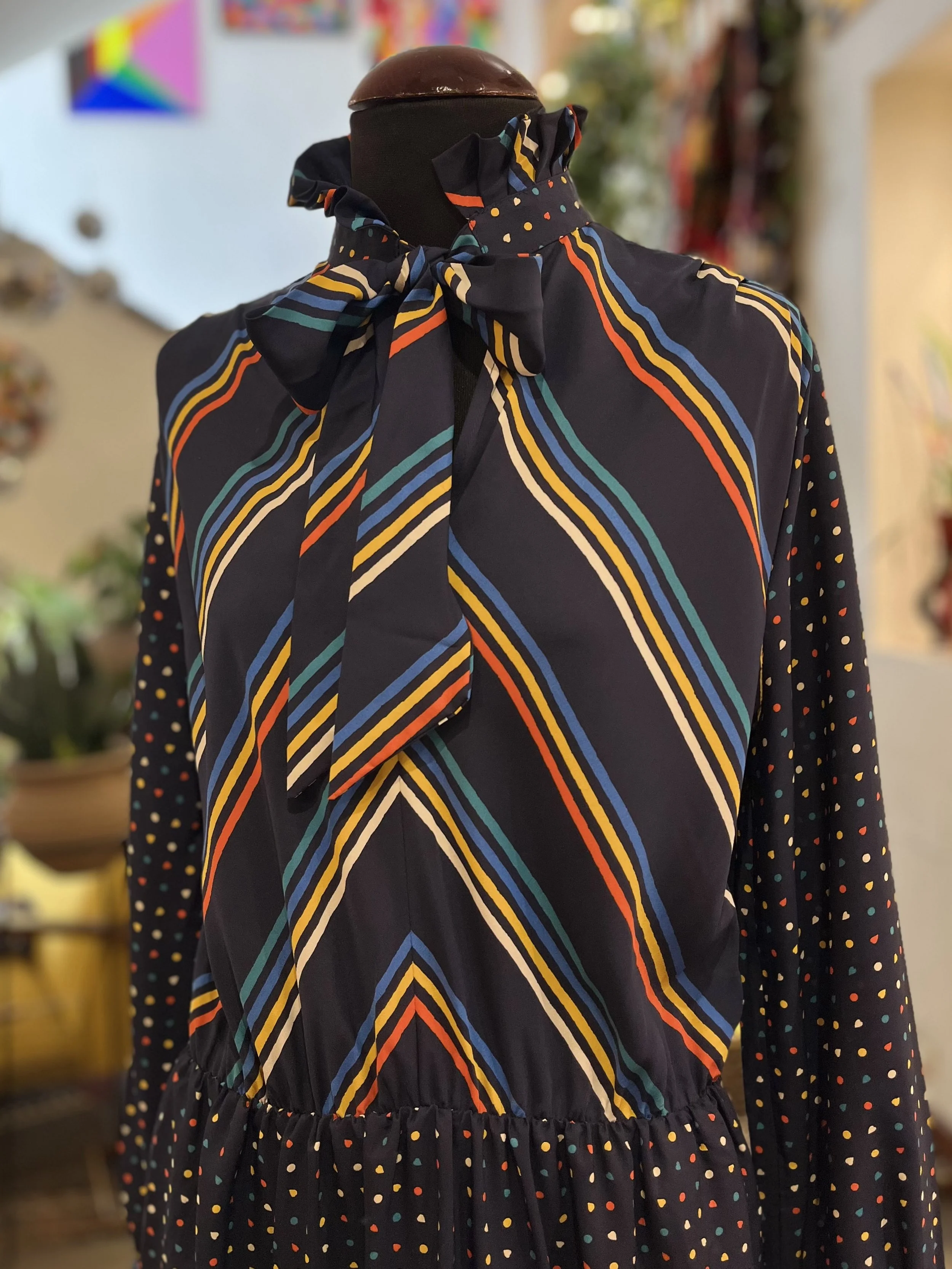 Vestido vintage con cuello lazada años 80 estampado multicolor vintage dresses