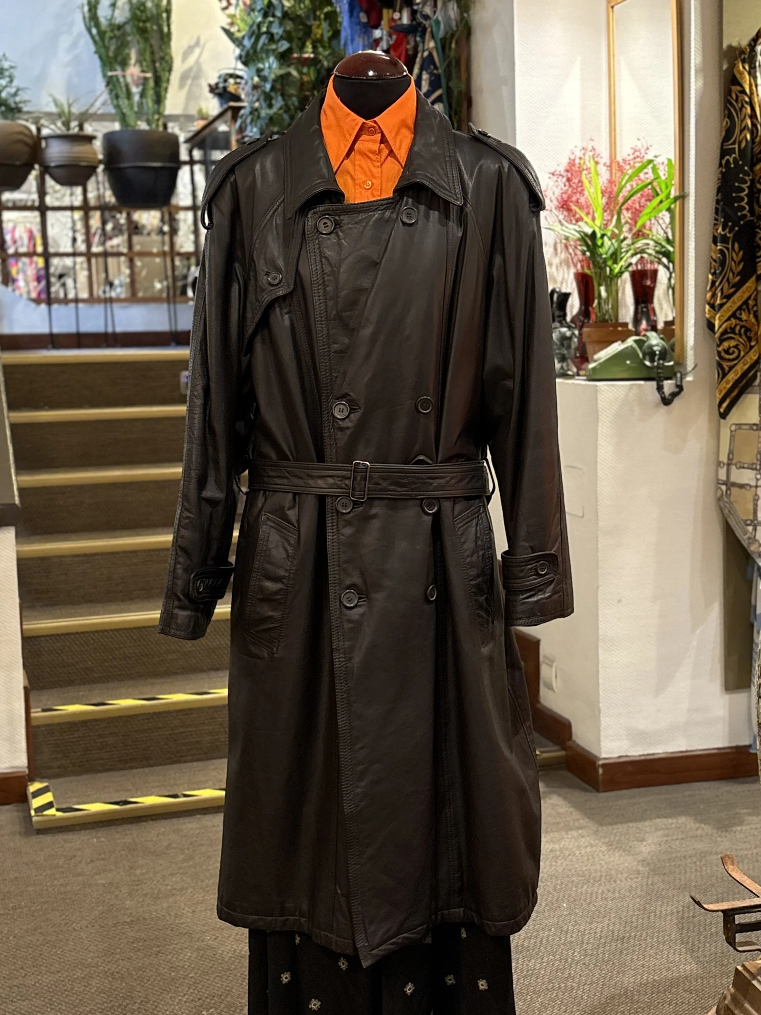 Gabardina trench vintage de piel de napa color negro años 80 made in germany