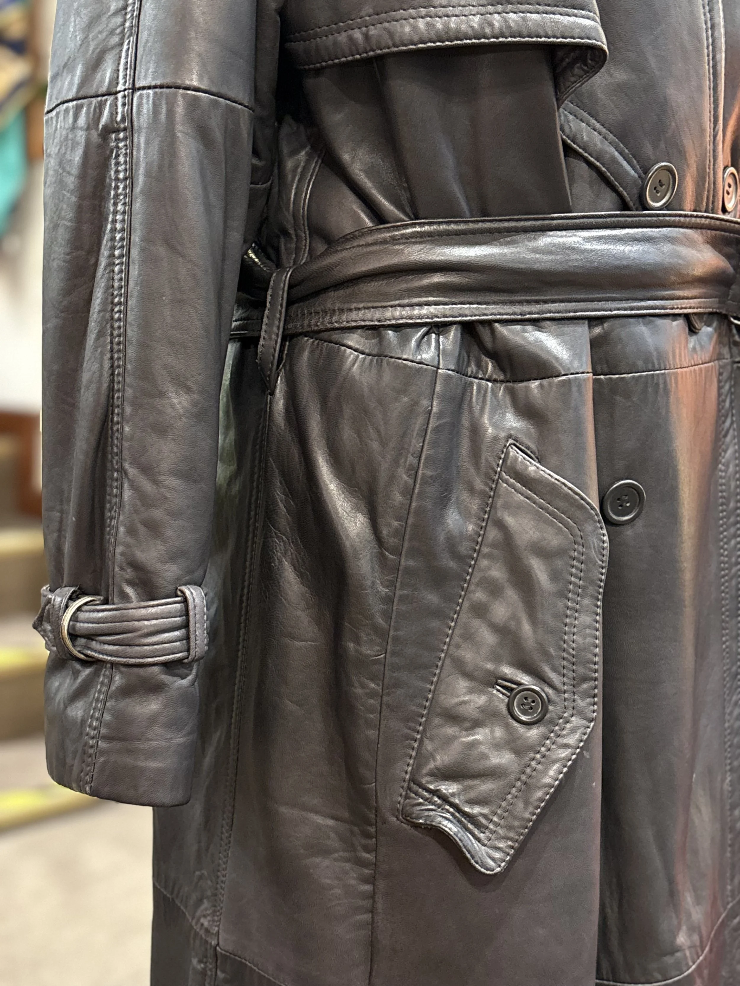 Gabardina trench vintage de piel napa en color negro años 80 detalle de bolsillo