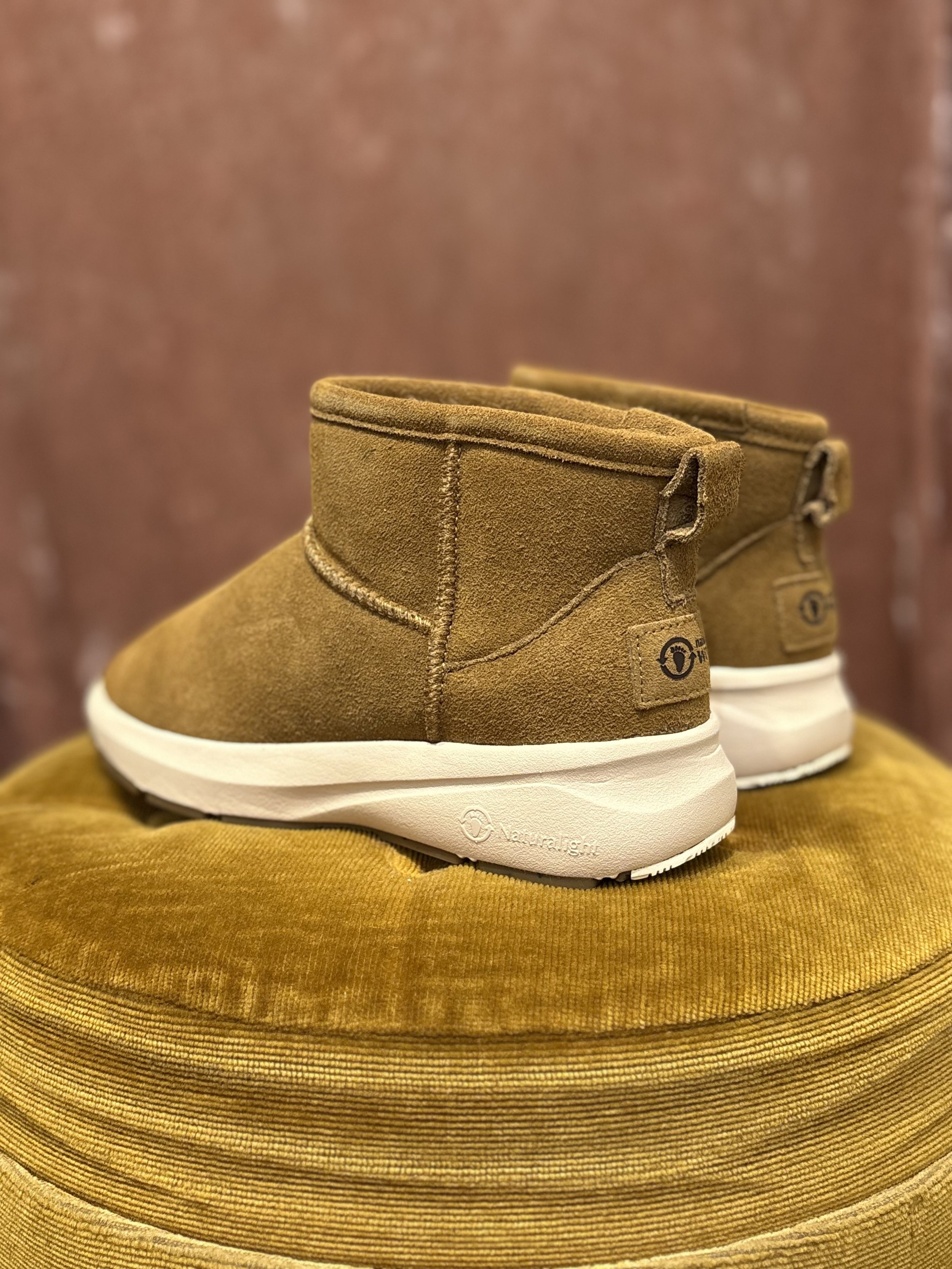 Botas Altai de Natural World piel de serraje color cuero o mostaza forro de lana natural suela antideslizante