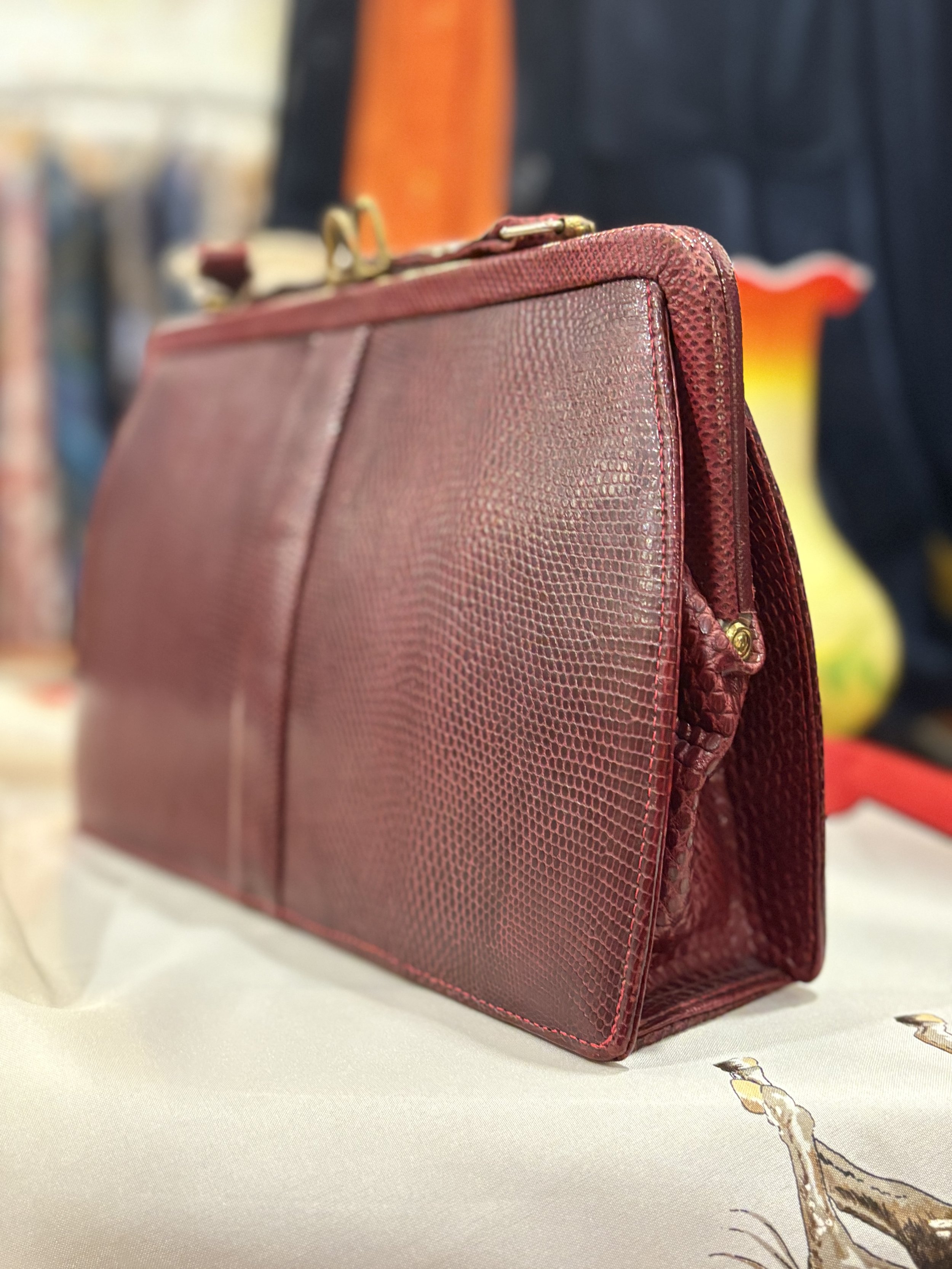 Bolso vintage de Mappin & Webb de piel de lagarto burdeos años 50