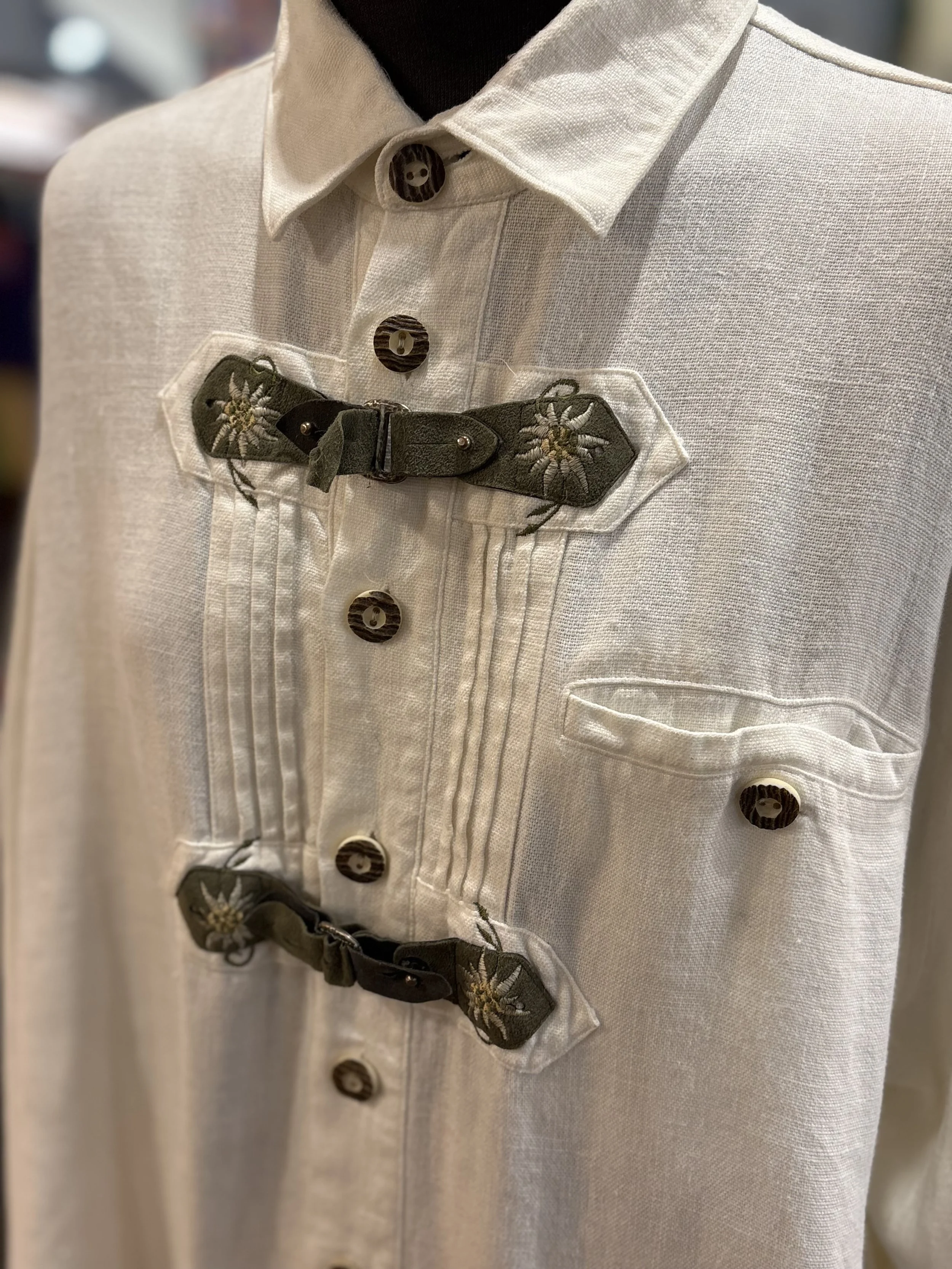 Camisa vintage tirolesa de Alpenland Landhaus en blanco crudo con bordados y cierre de piel