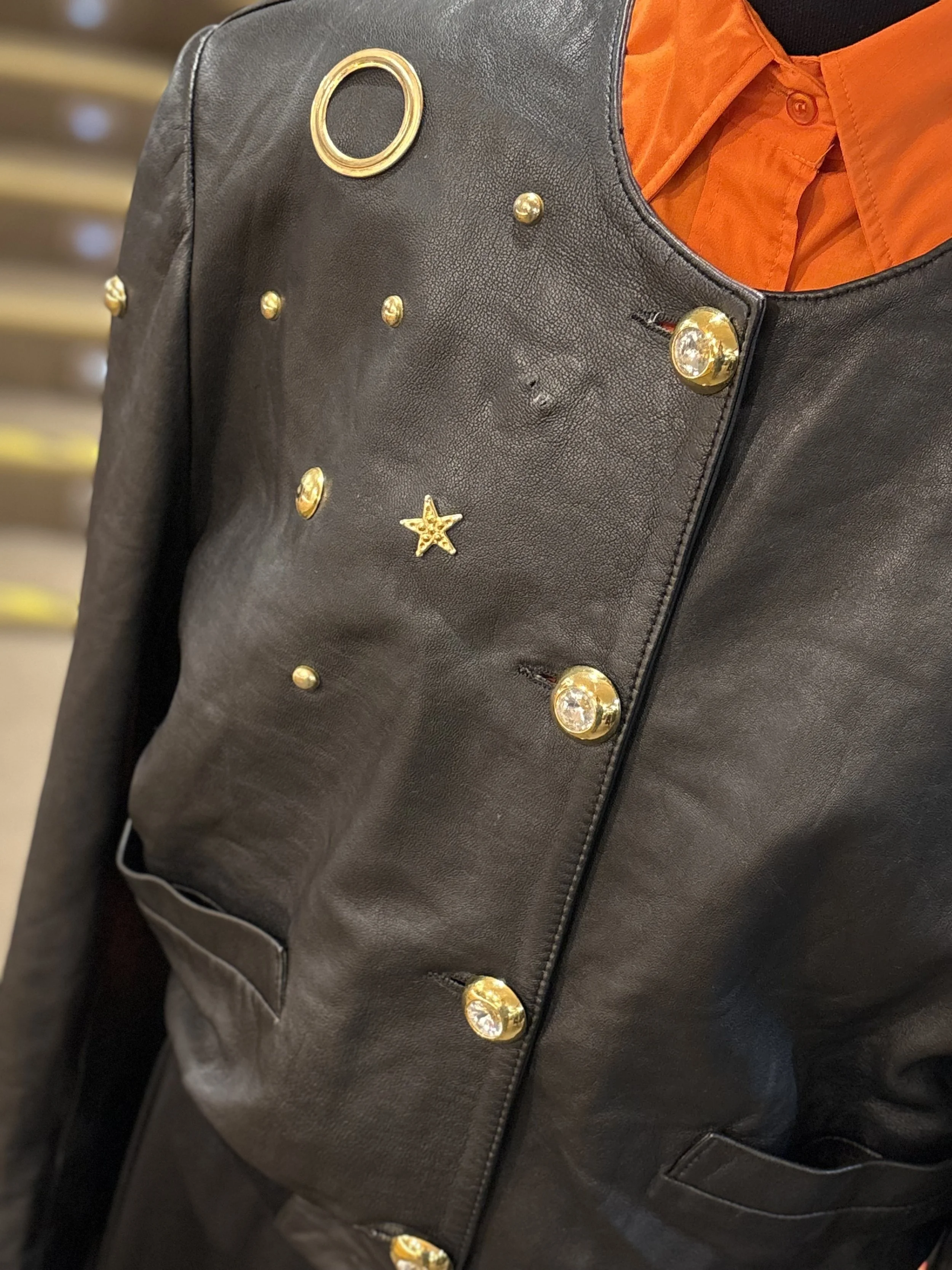 Chaqueta vintage de piel de napa con detalles dorados decorativos años 90