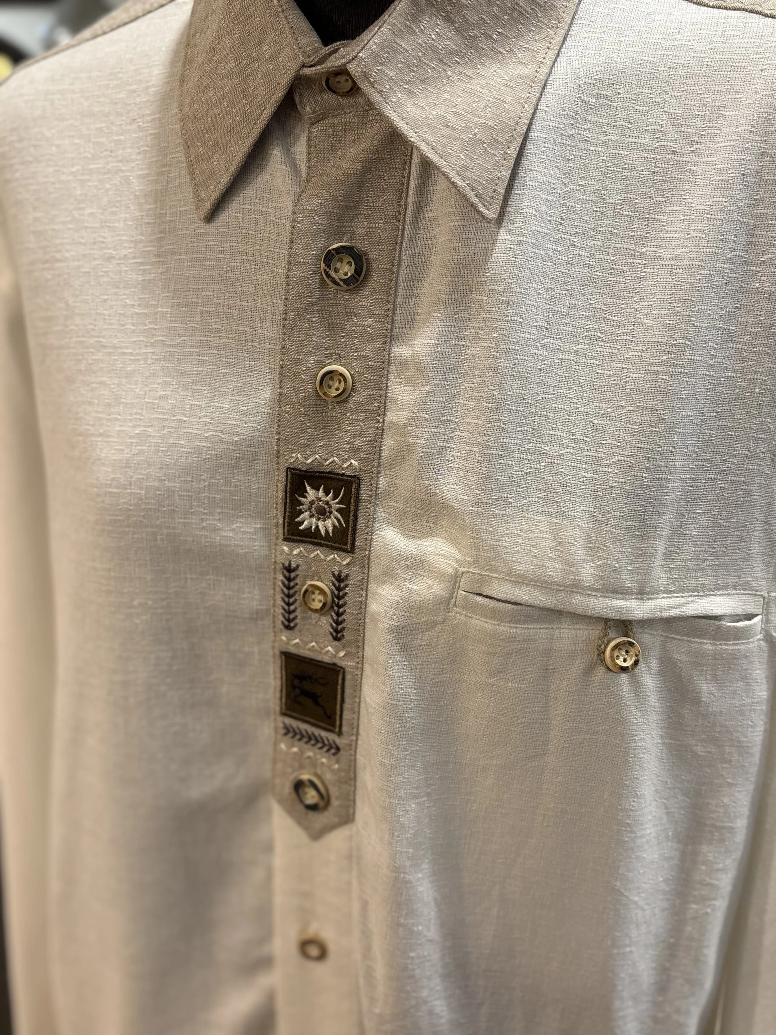 Camisa vintage tirolesa de Distler en blanco roto con bordados 100% algodon