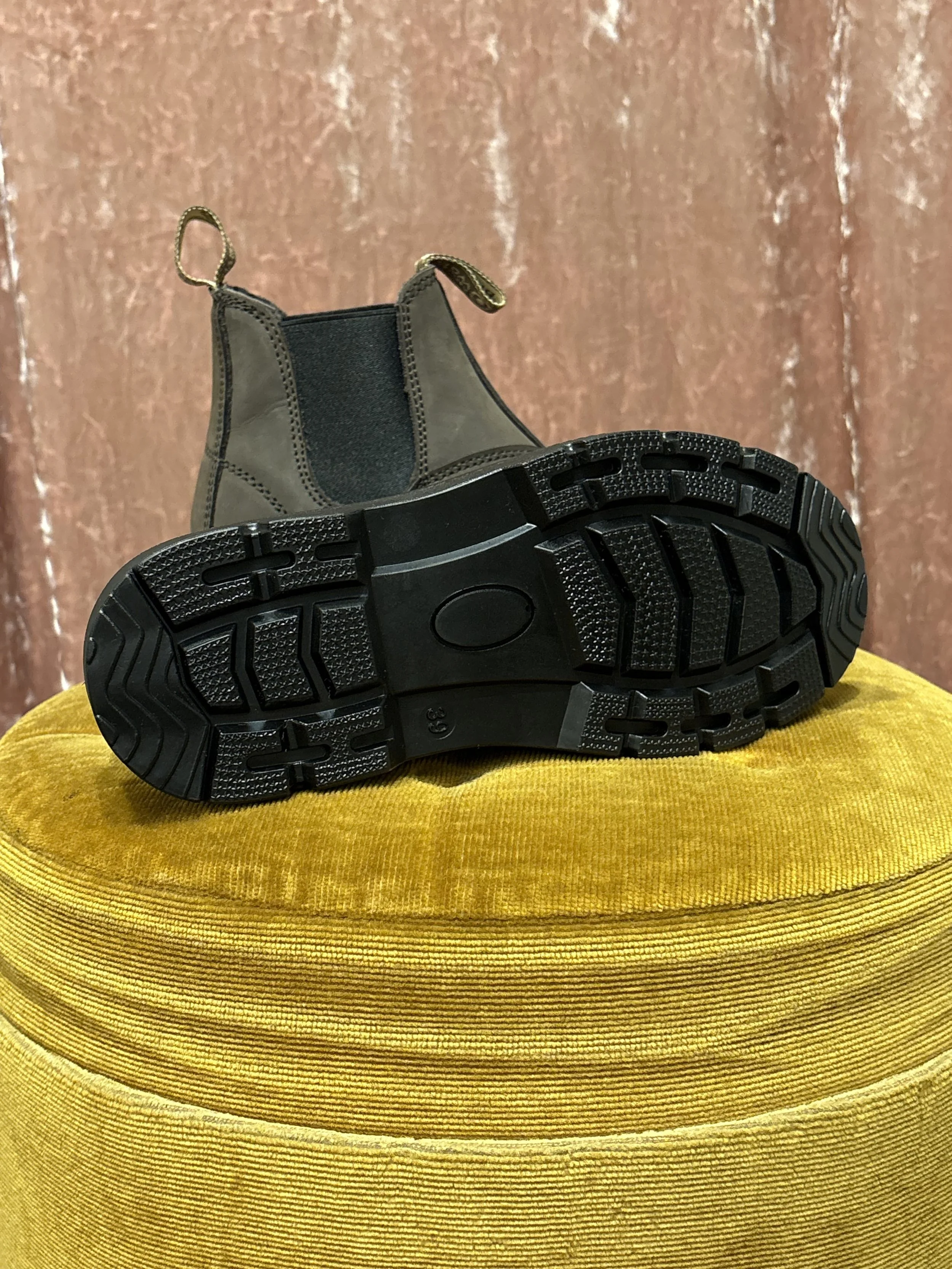 Botas ecofriendrly chelsea de Natural World piel de nobuck en color marrón