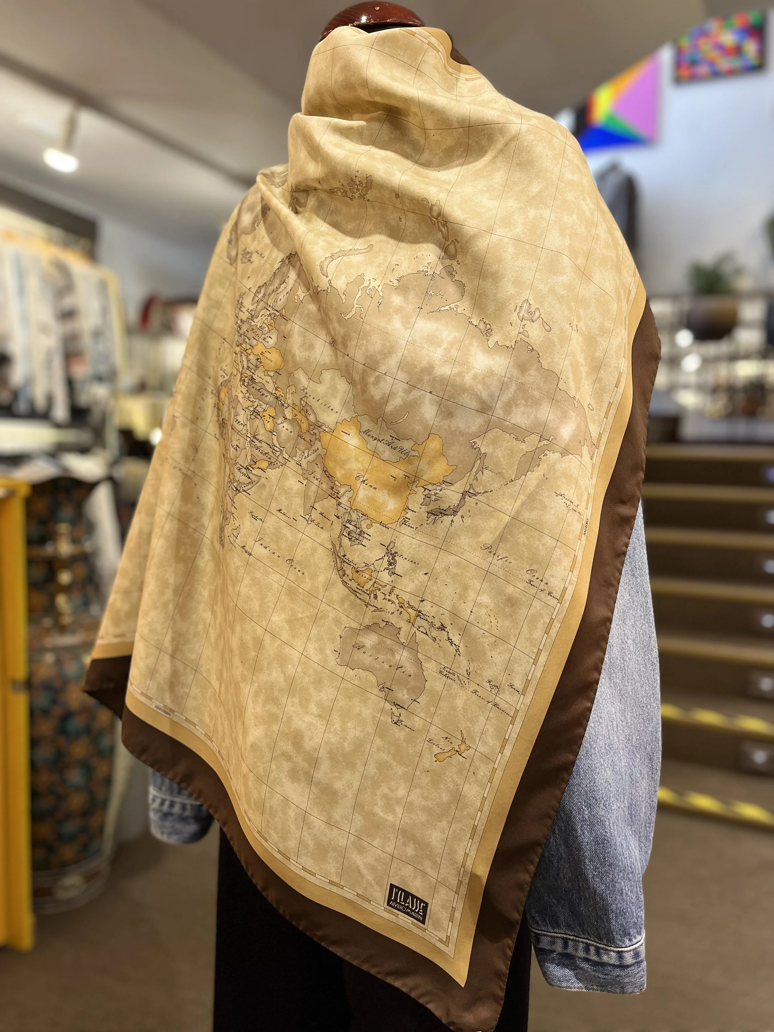 Pañuelo vintage de seda de Alviero Martini años 90 made in italy