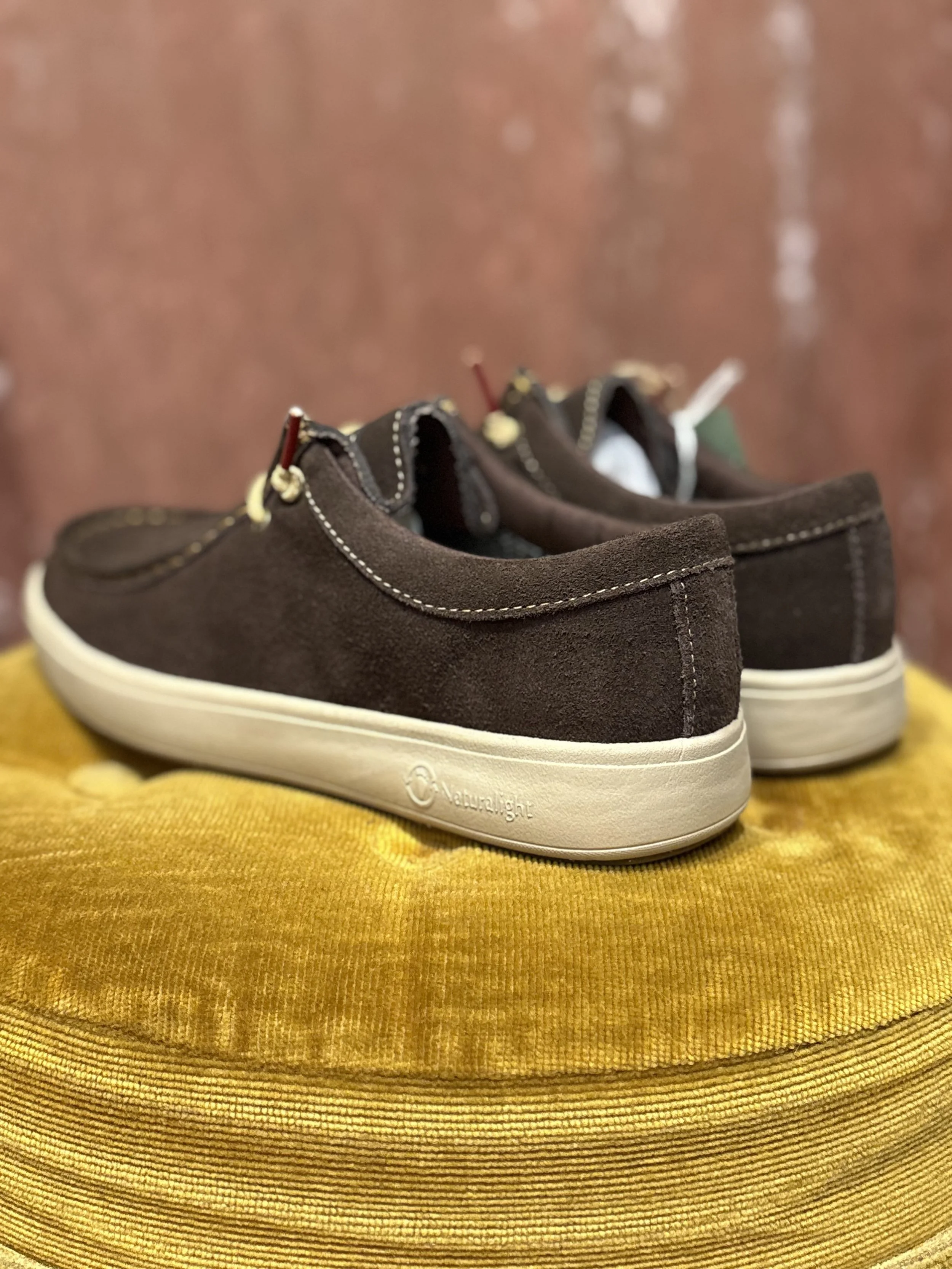 Zapatos ecofriendly estilo wallabee de Natural World en piel serraje color marrón impermeables