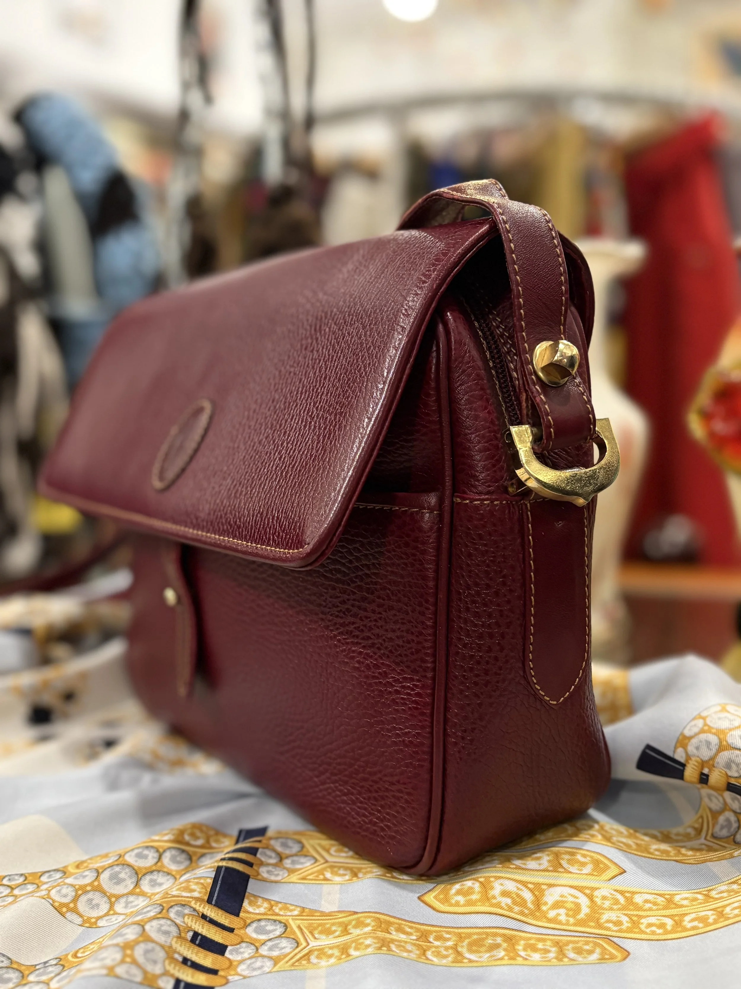 Bolso vintage de Cartier colección Must de Cartier en cuero granulado color burdeos años 80/90