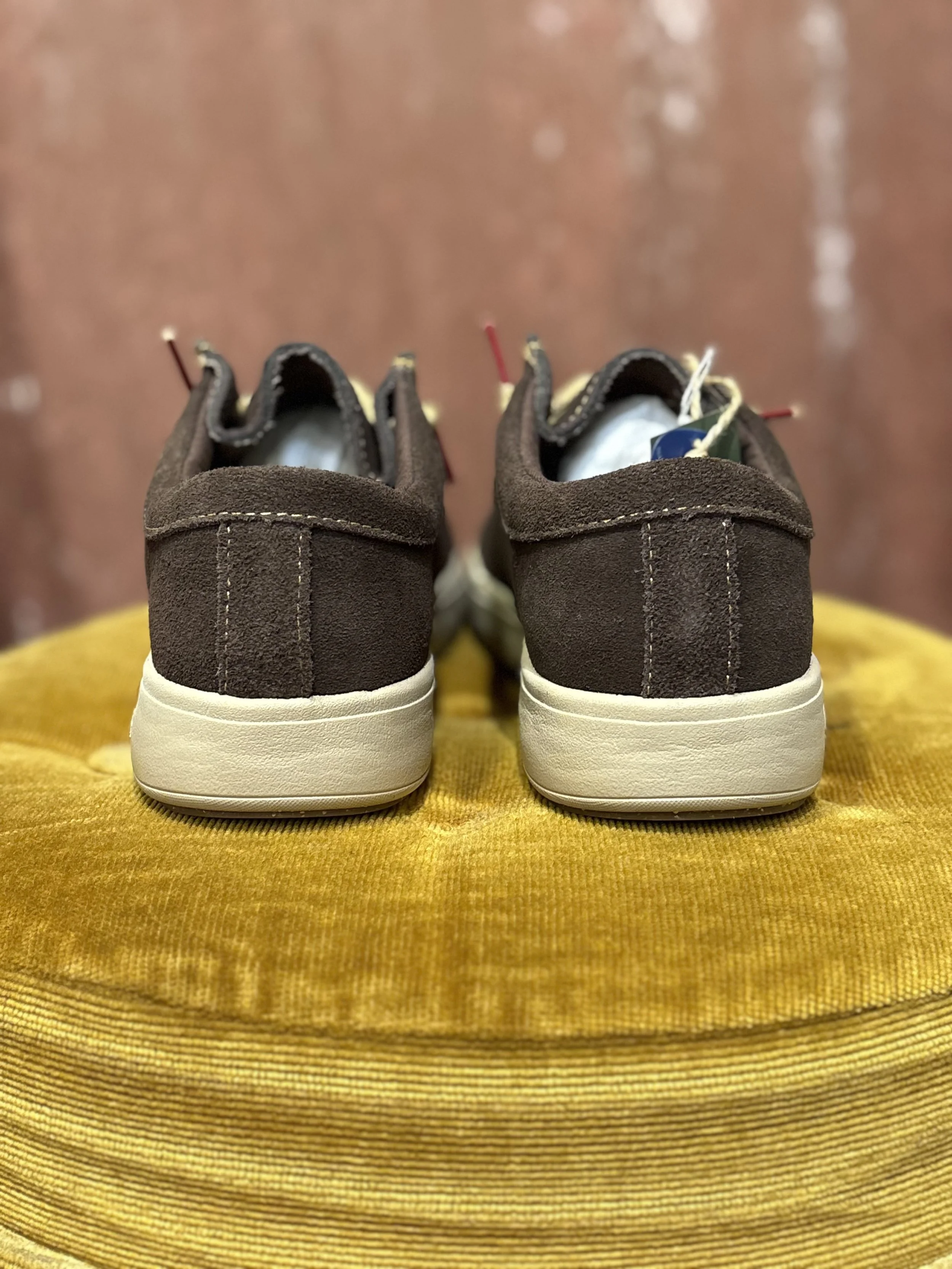 Zapatos ecofriendly estilo wallabee de Natural World en piel serraje color marrón impermeables