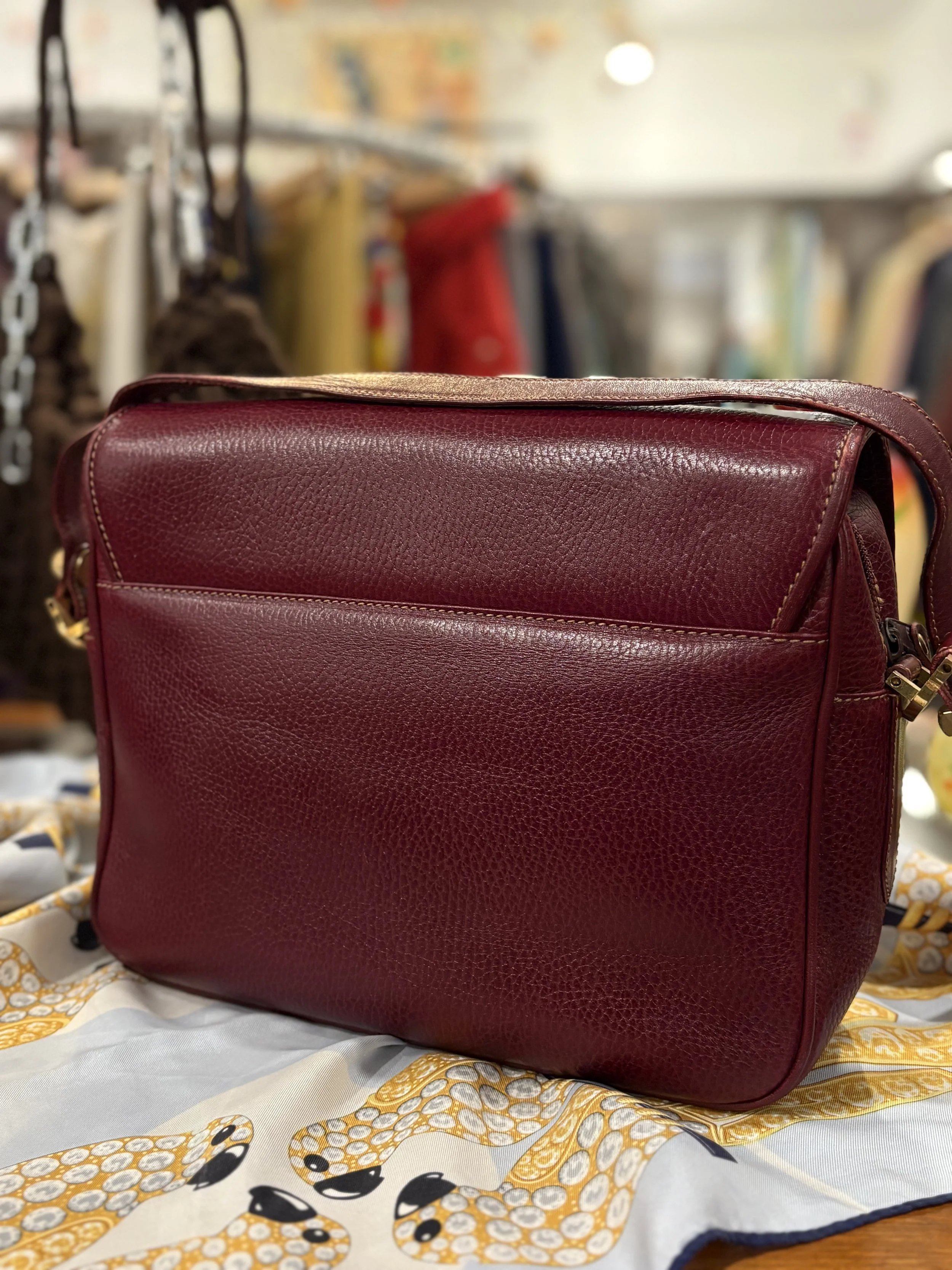 Bolso vintage de Cartier colección Must de Cartier en cuero granulado color burdeos años 80/90