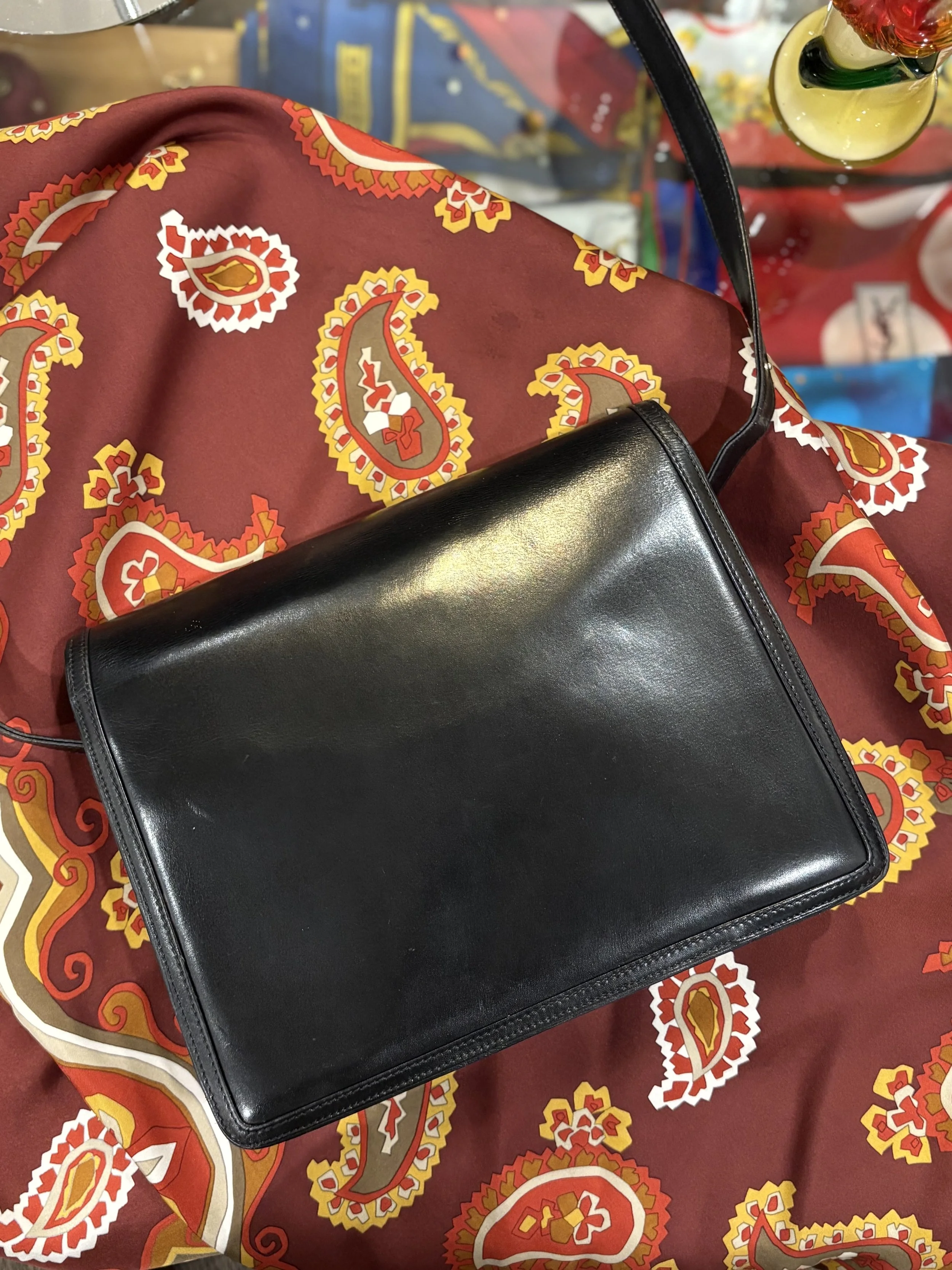 Bolso vintage Gucci estructurado de piel en color negro años 70/80