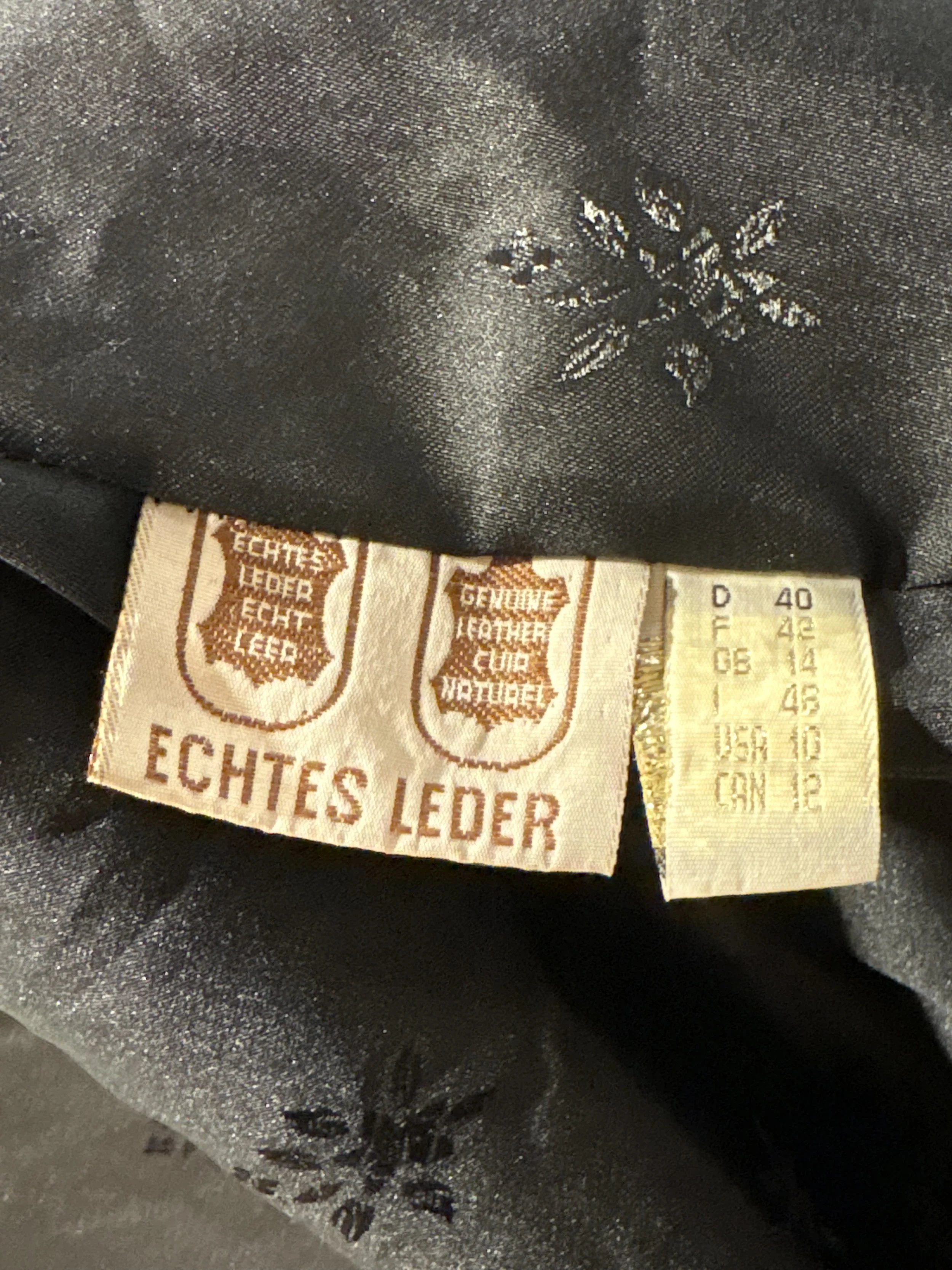 Chaqueta vintage de piel de napa con detalles dorados decorativos años 90 etiqueta interior