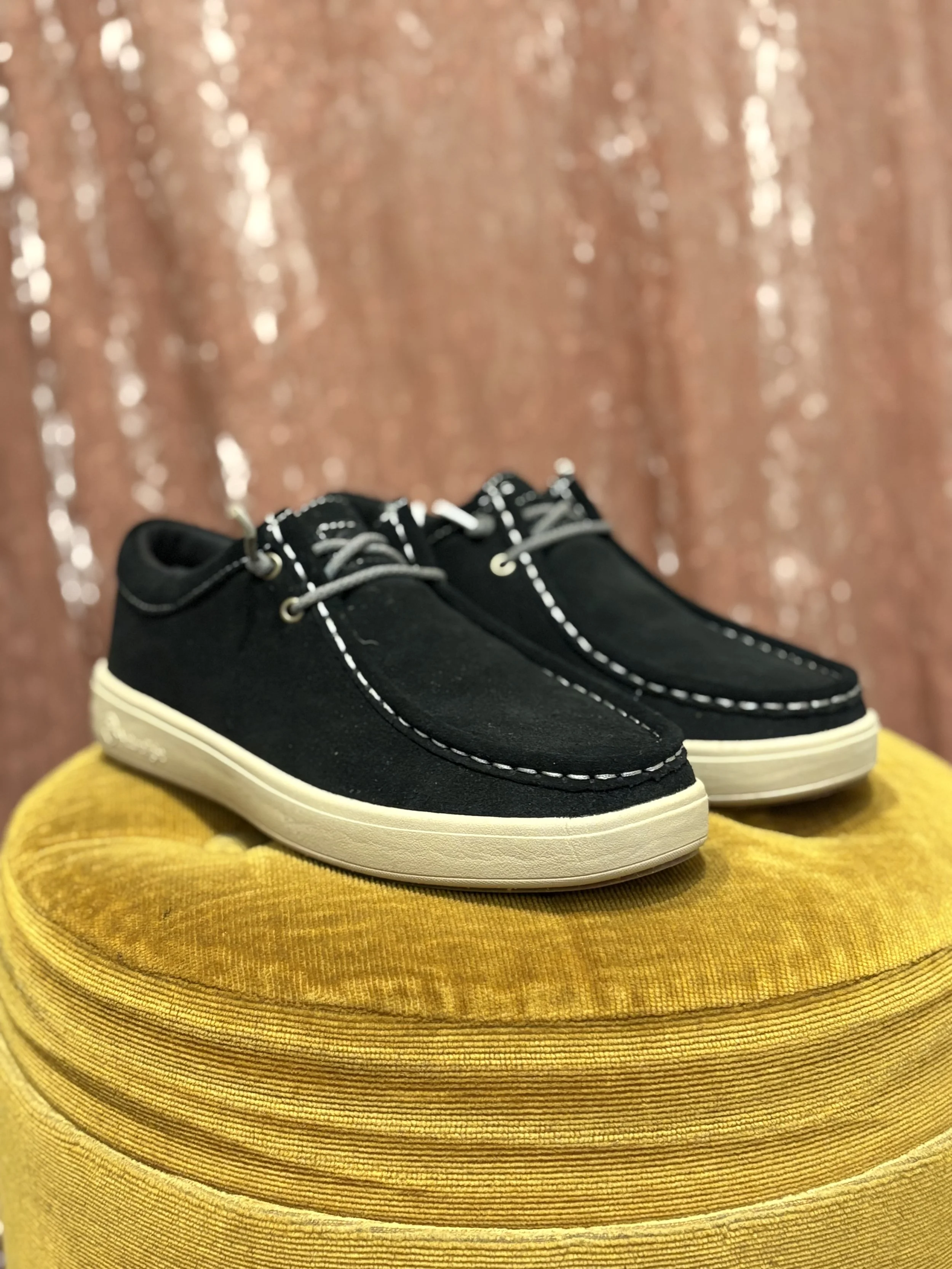 Zapatos Wallabe Mazama de Natural World en piel serraje de color negro repelentes al agua y suela eva super ligera