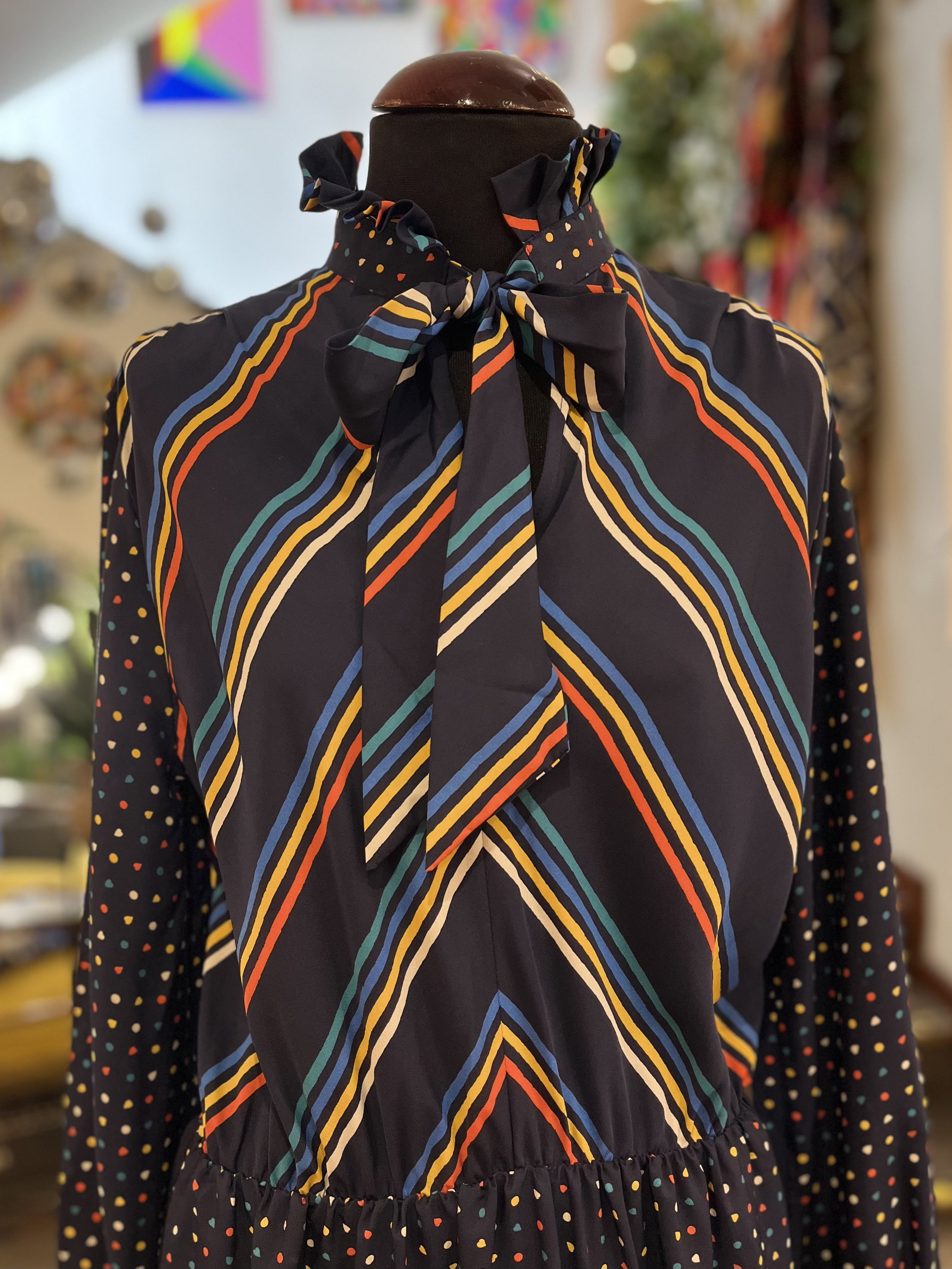 Vestido vintage con cuello lazada años 80 estampado multicolor vintage dresses