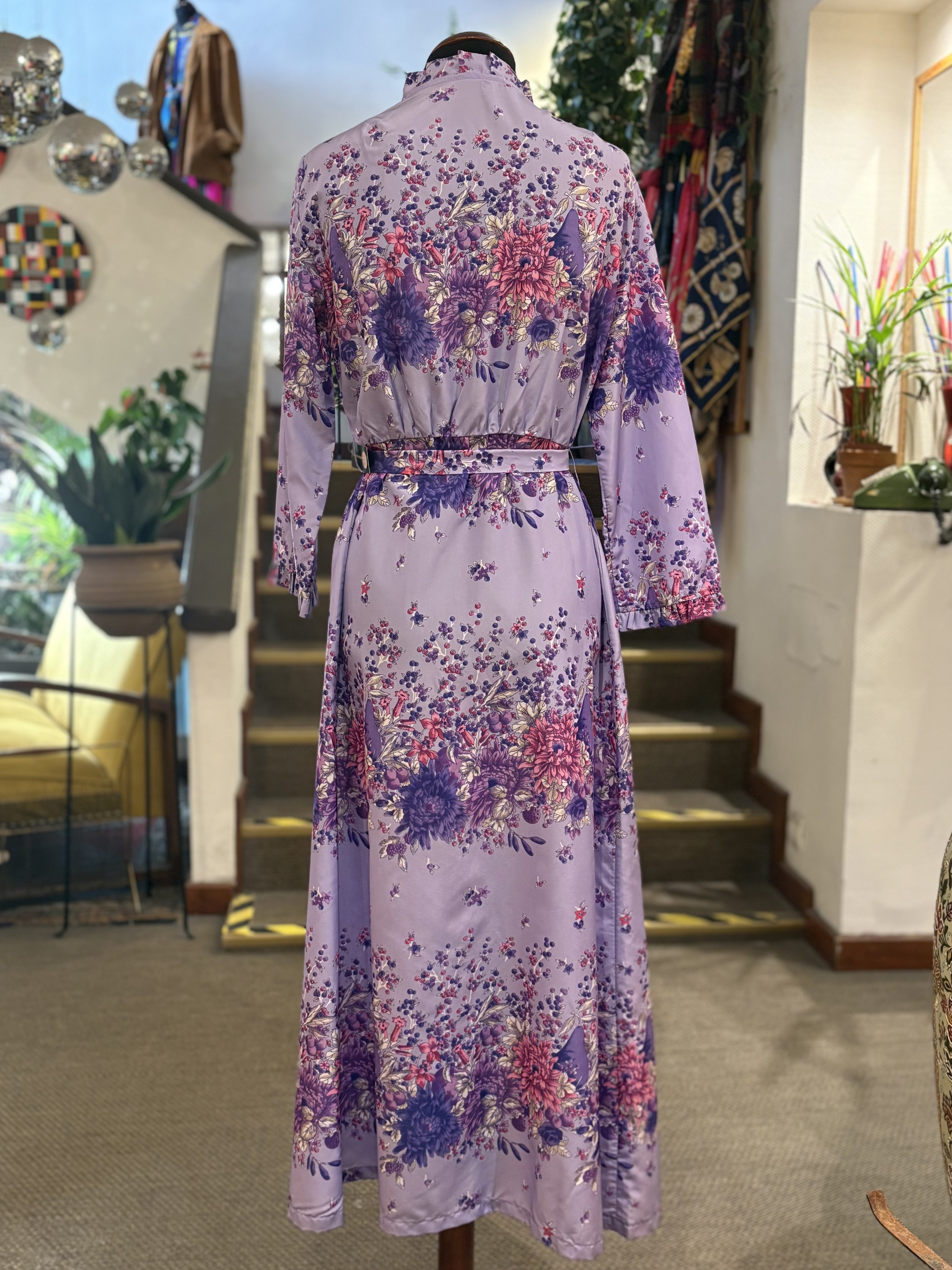 Vestido bata lencero vintage en tonos lavanda años 70 made in Europe
