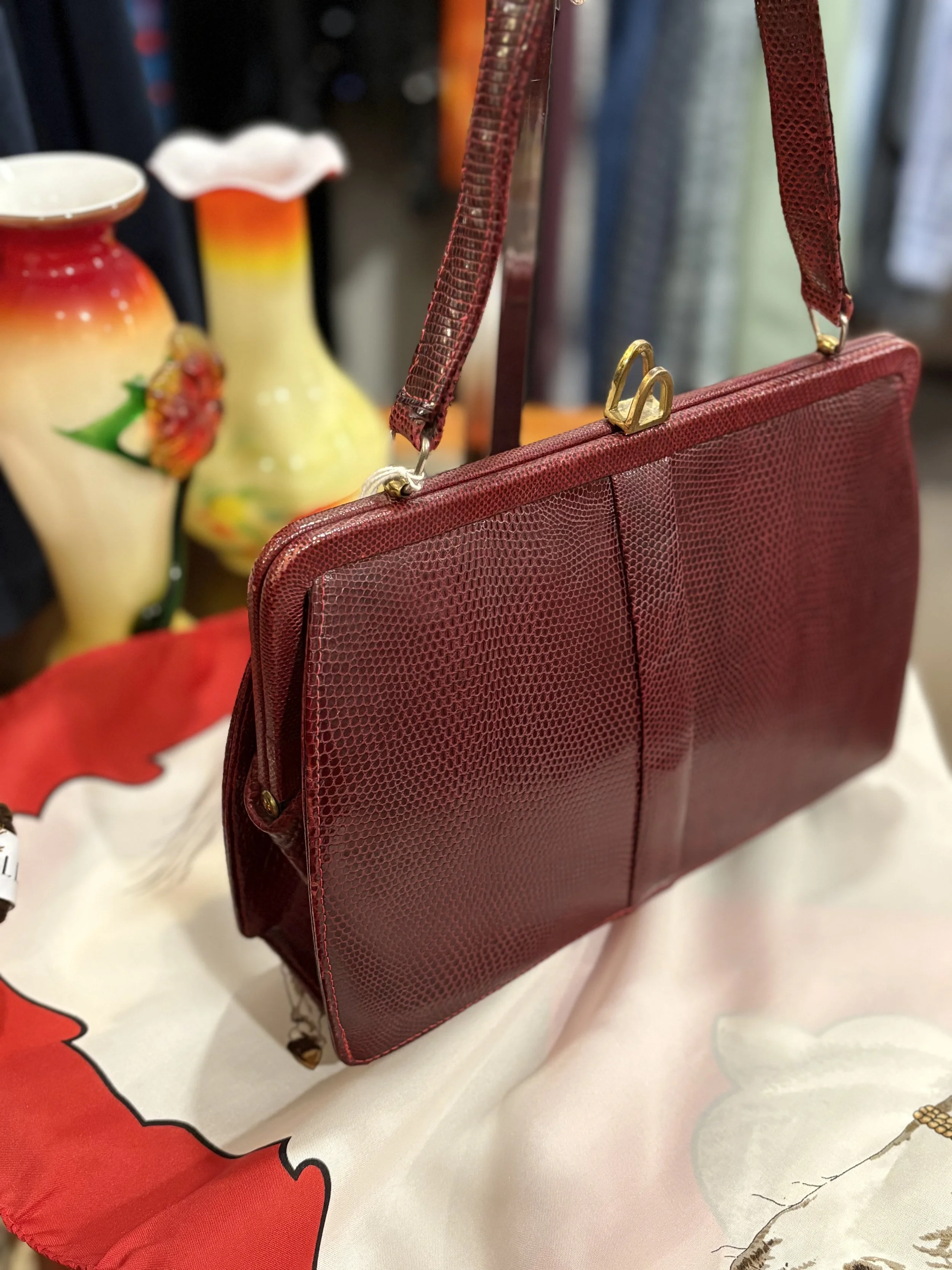 Bolso vintage de Mappin & Webb de piel de lagarto burdeos años 50