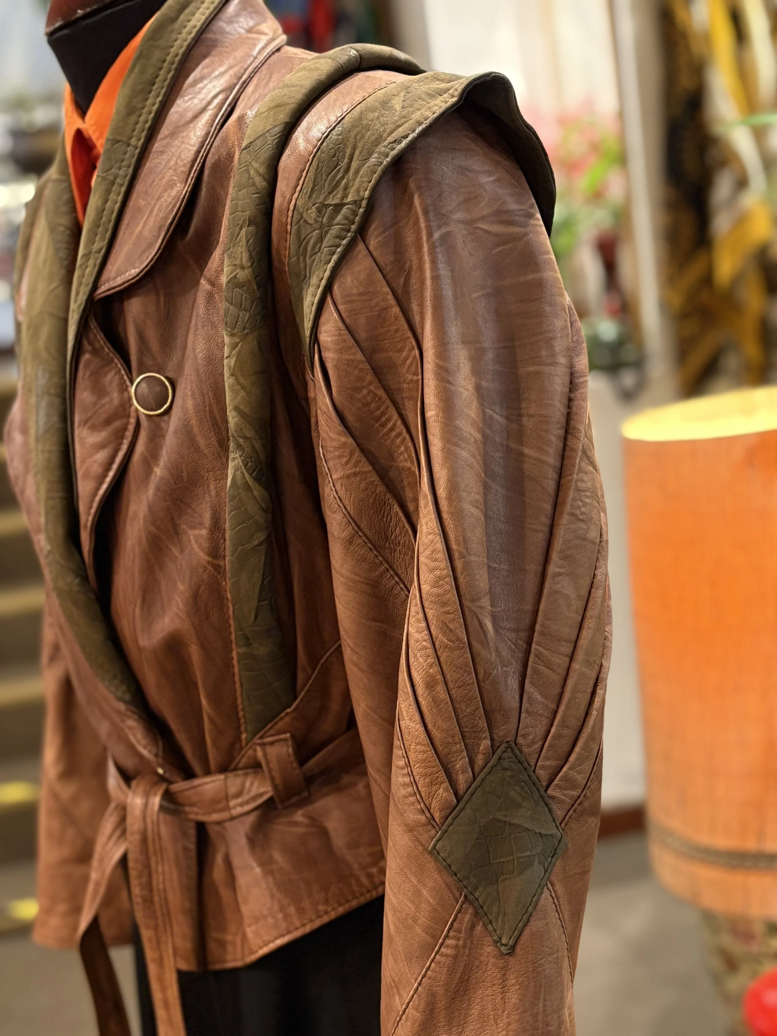 Chaqueta vintage de piel con hombreras años 80 made in italy manga
