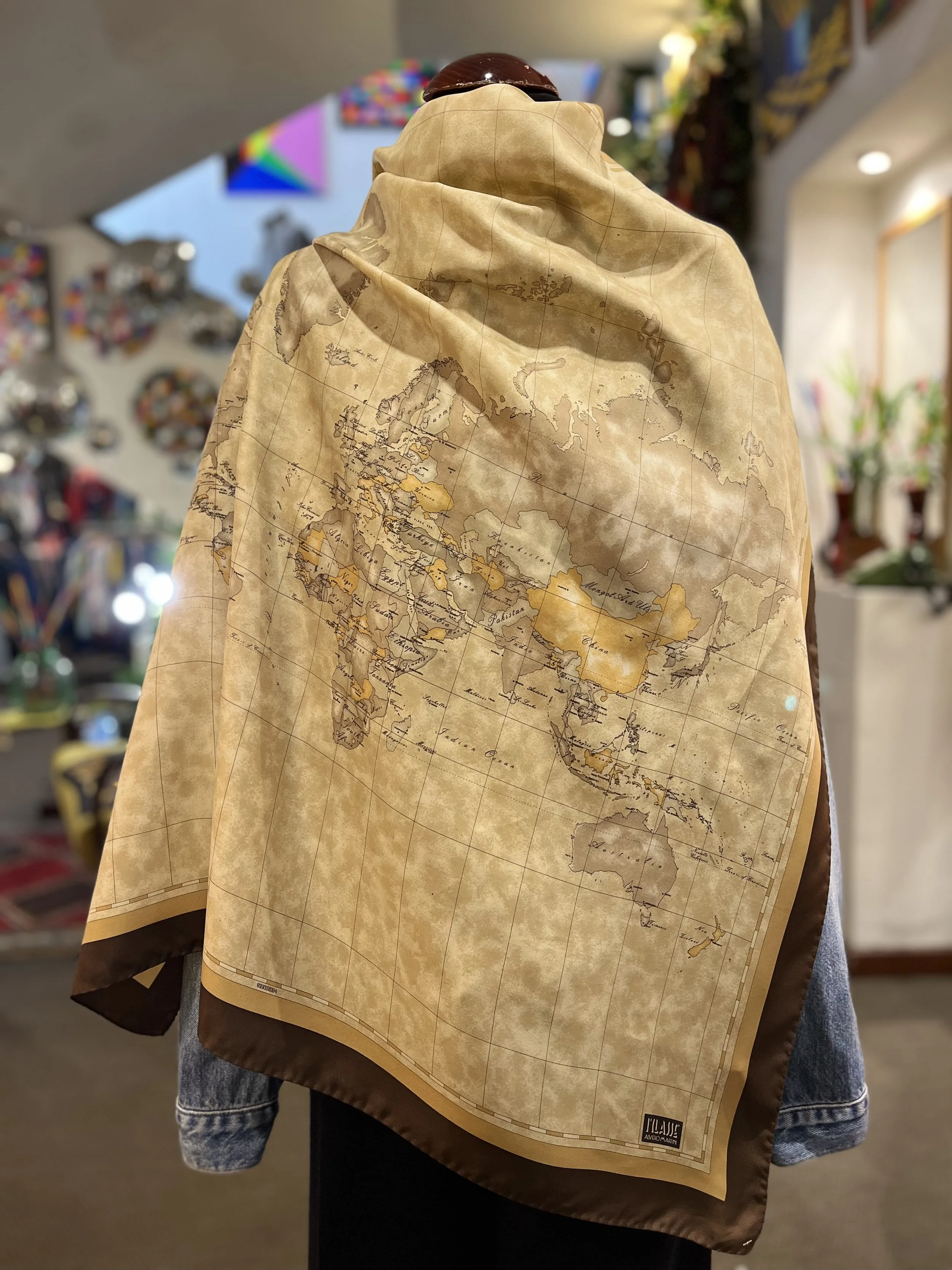 Pañuelo vintage de seda de Alviero Martini años 90 made in italy