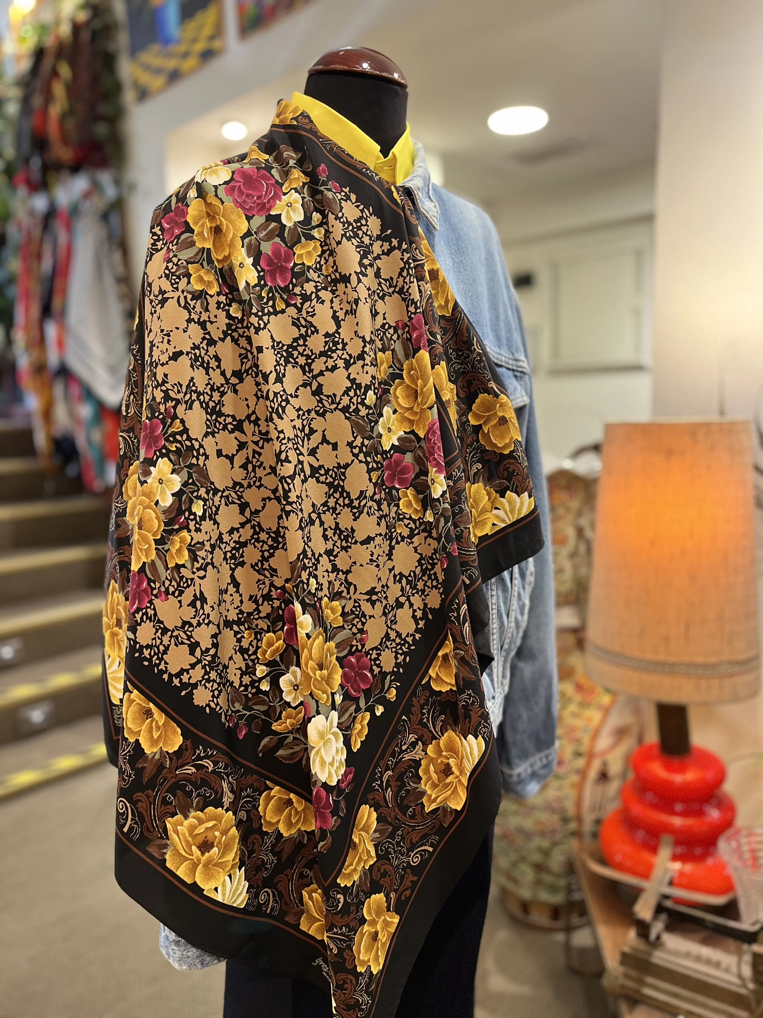 Pañuelo vintage de seda de Yves Manuel made in france