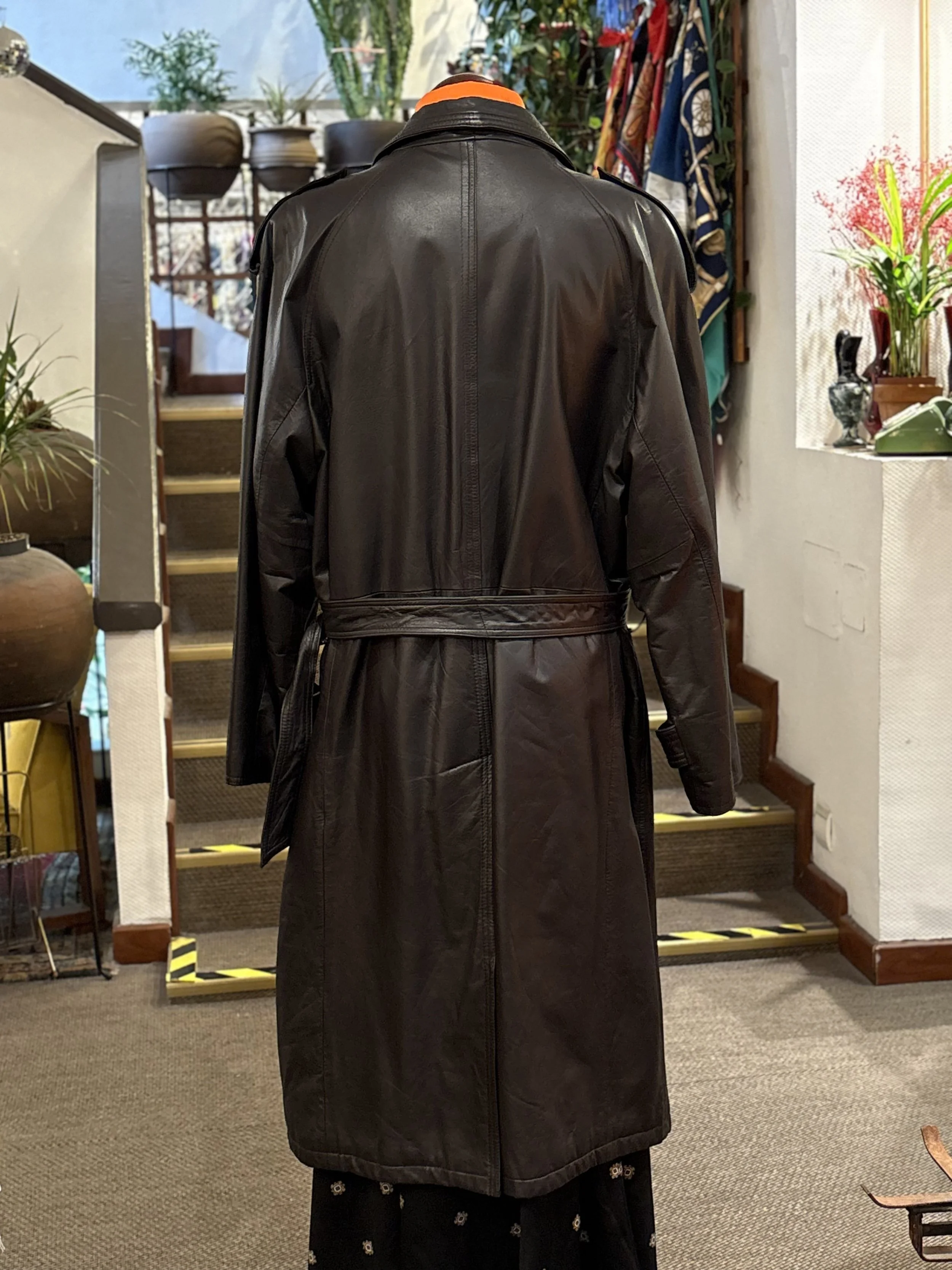 Gabardina trench vintage de piel de napa color negro años 80 made in germany