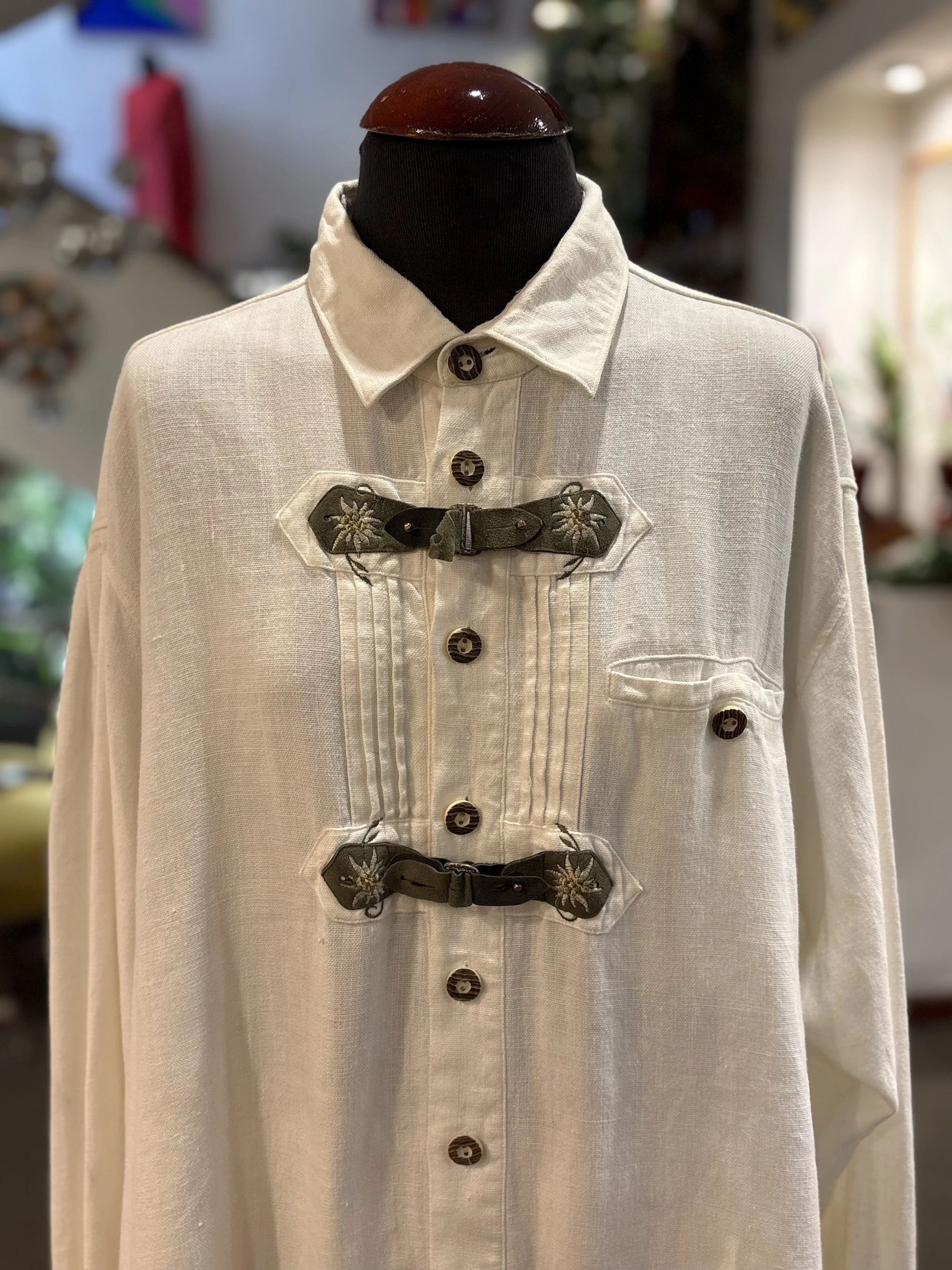 Camisa vintage tirolesa de Alpenland Landhaus en blanco crudo con bordados y cierre de piel