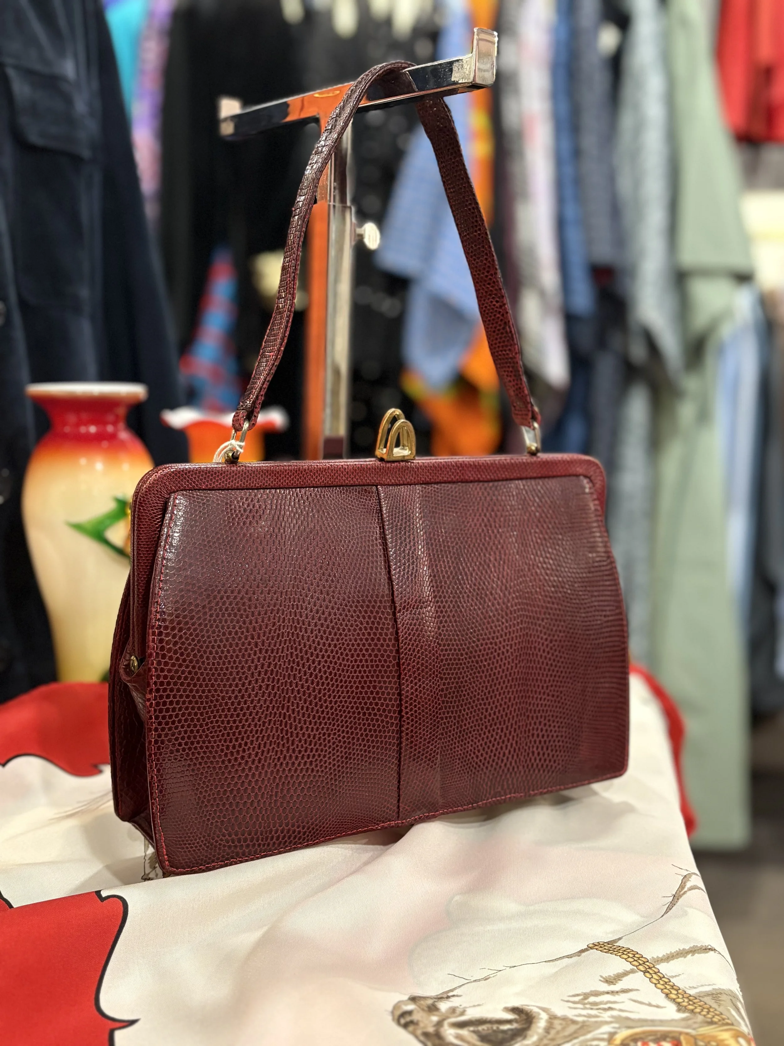 Bolso vintage de Mappin & Webb de piel de lagarto burdeos años 50