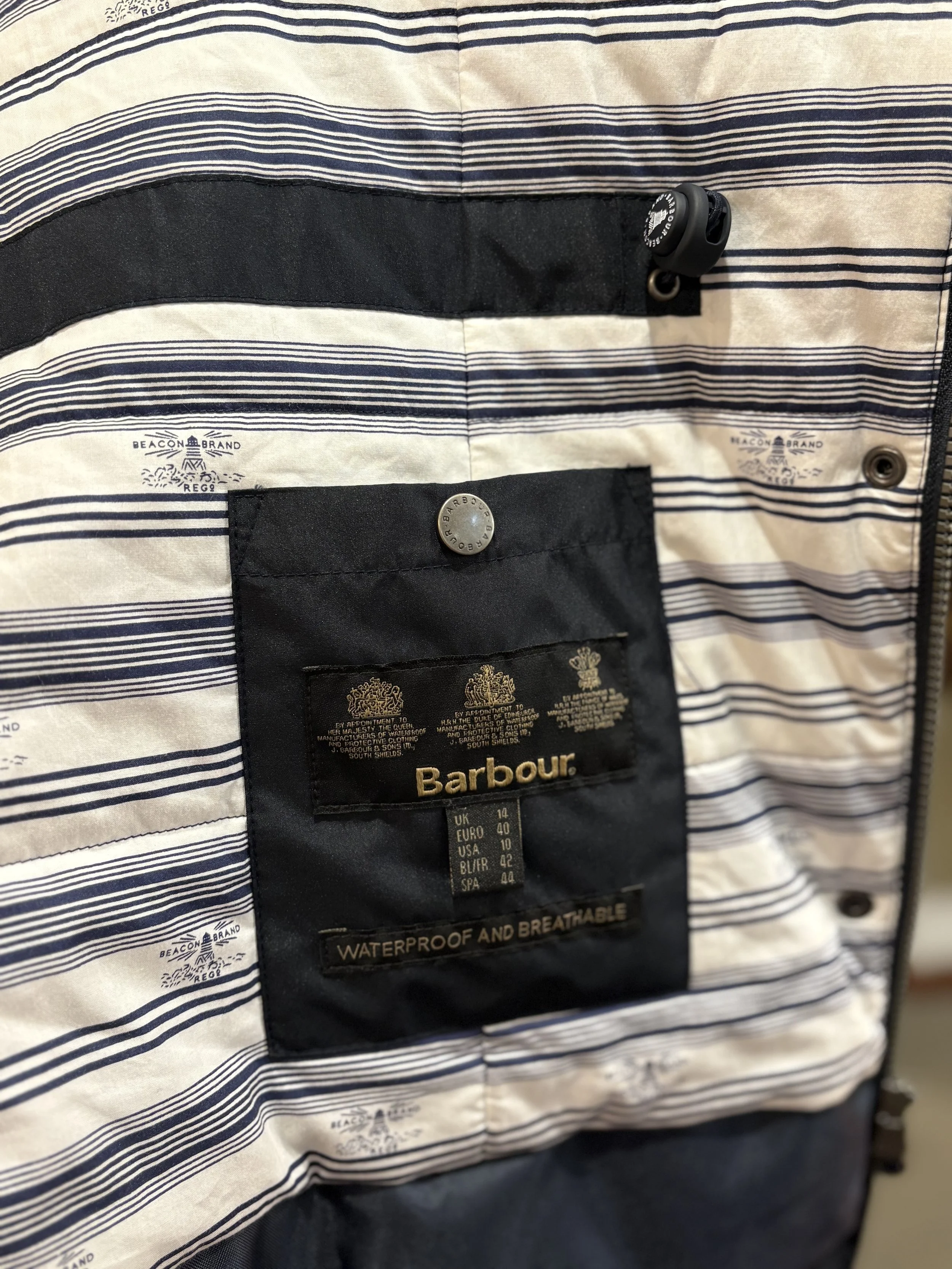 Chaqueta Barbour técnica impermable en color navy forro acolchado años 2000