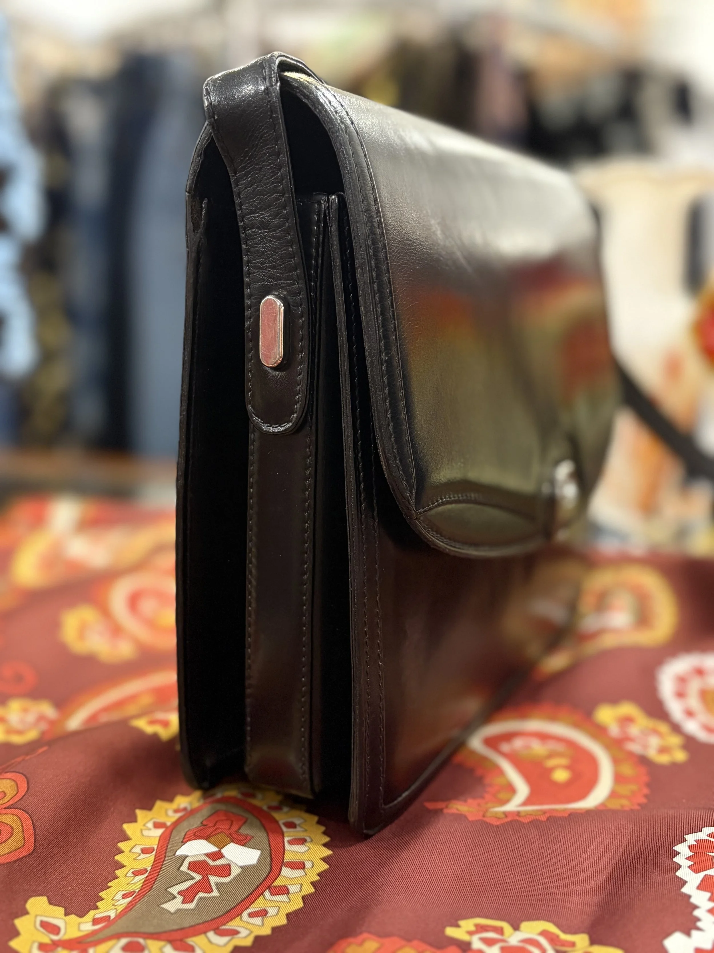 Bolso vintage Gucci estructurado de piel en color negro años 70/80