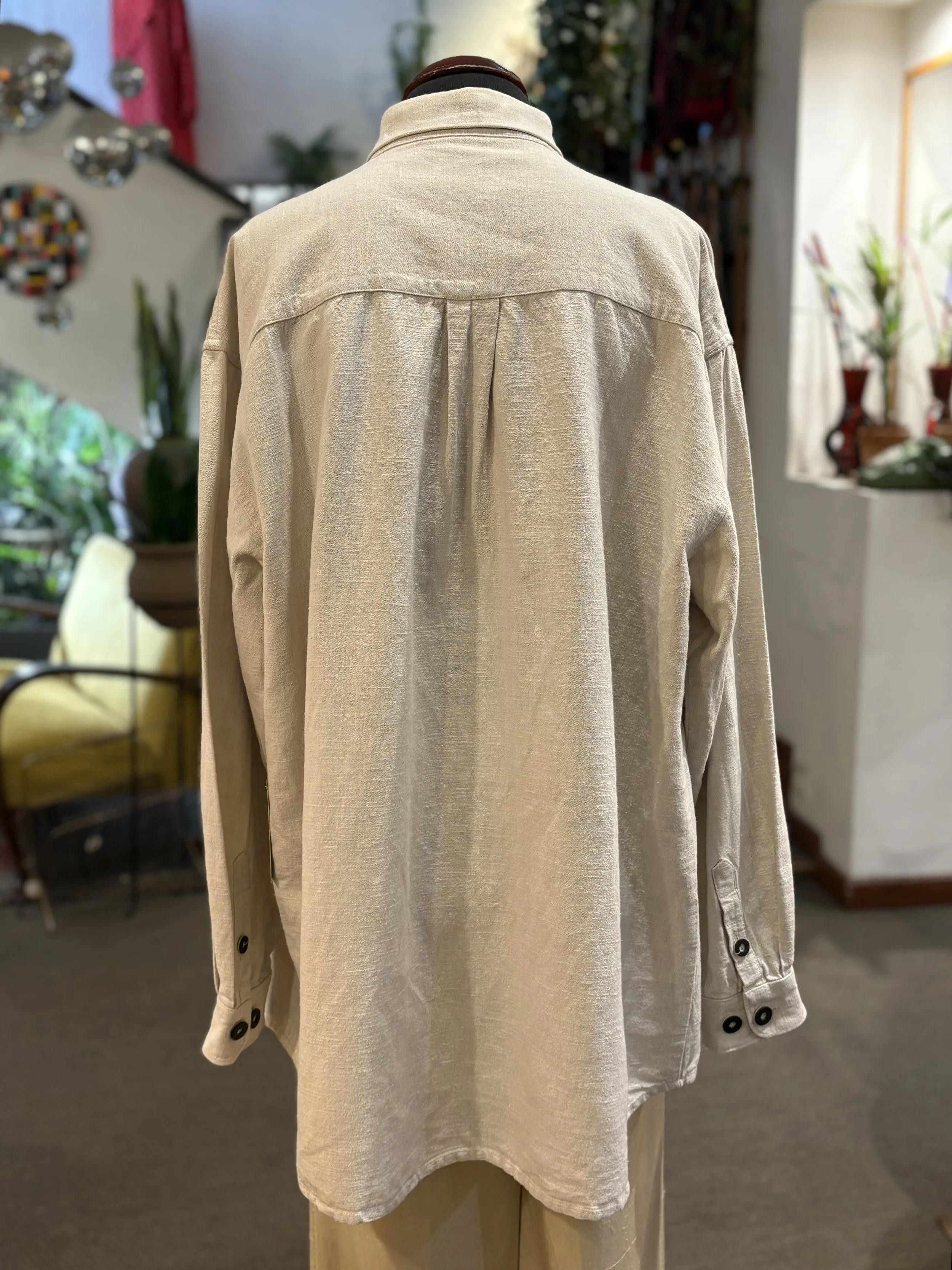 Camisa vintage tirolesa de Golo en beige con bordados mezcla de lino y algodon
