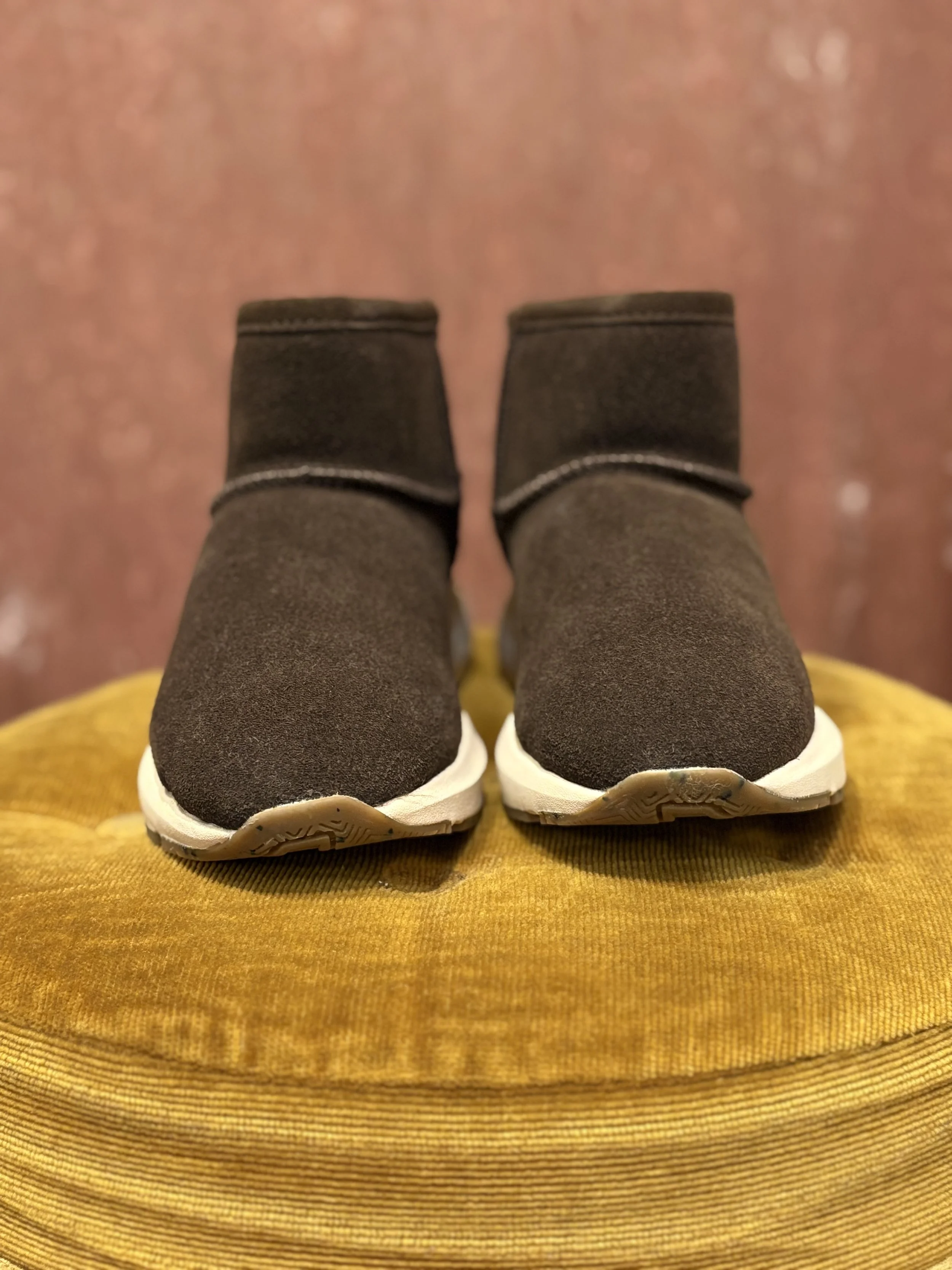 Botas Altai de Natural World piel de serraje color marrón forro de lana natural suela antideslizante