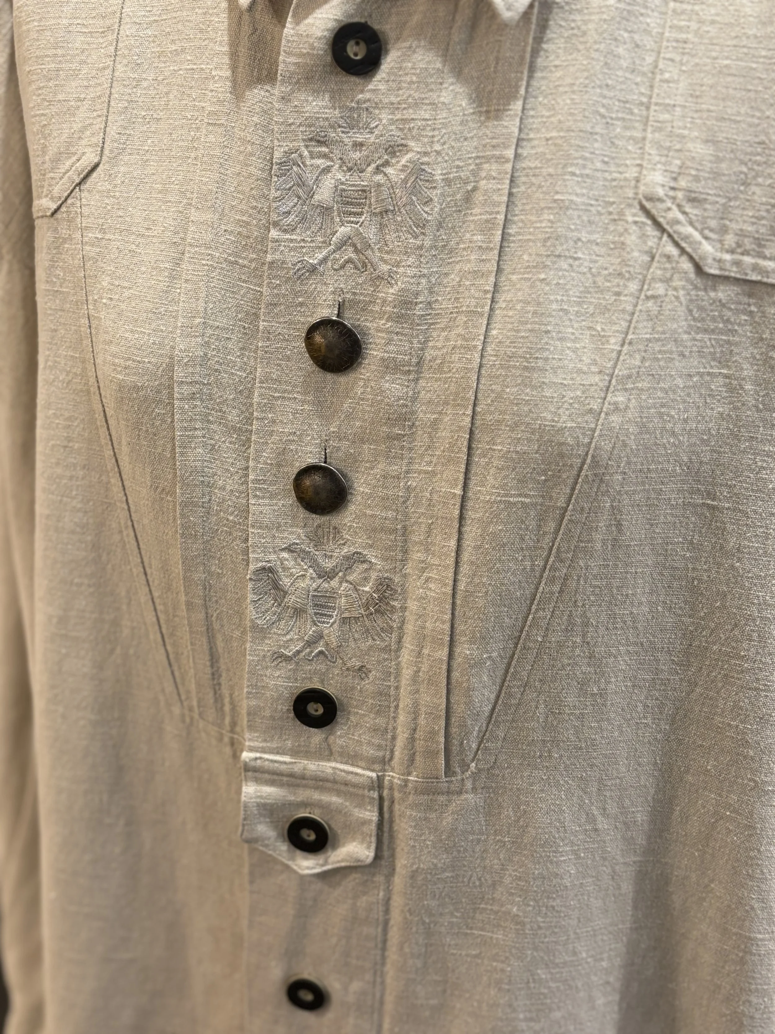 Camisa vintage tirolesa de Golo en beige con bordados mezcla de lino y algodon