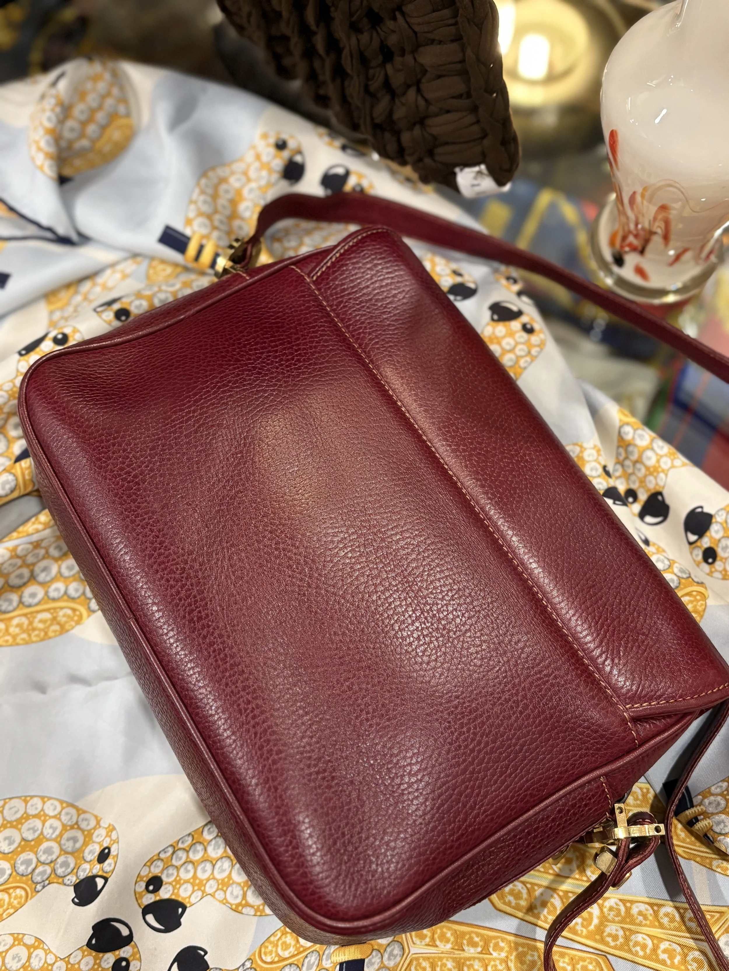 Bolso vintage de Cartier colección Must de Cartier en cuero granulado color burdeos años 80/90