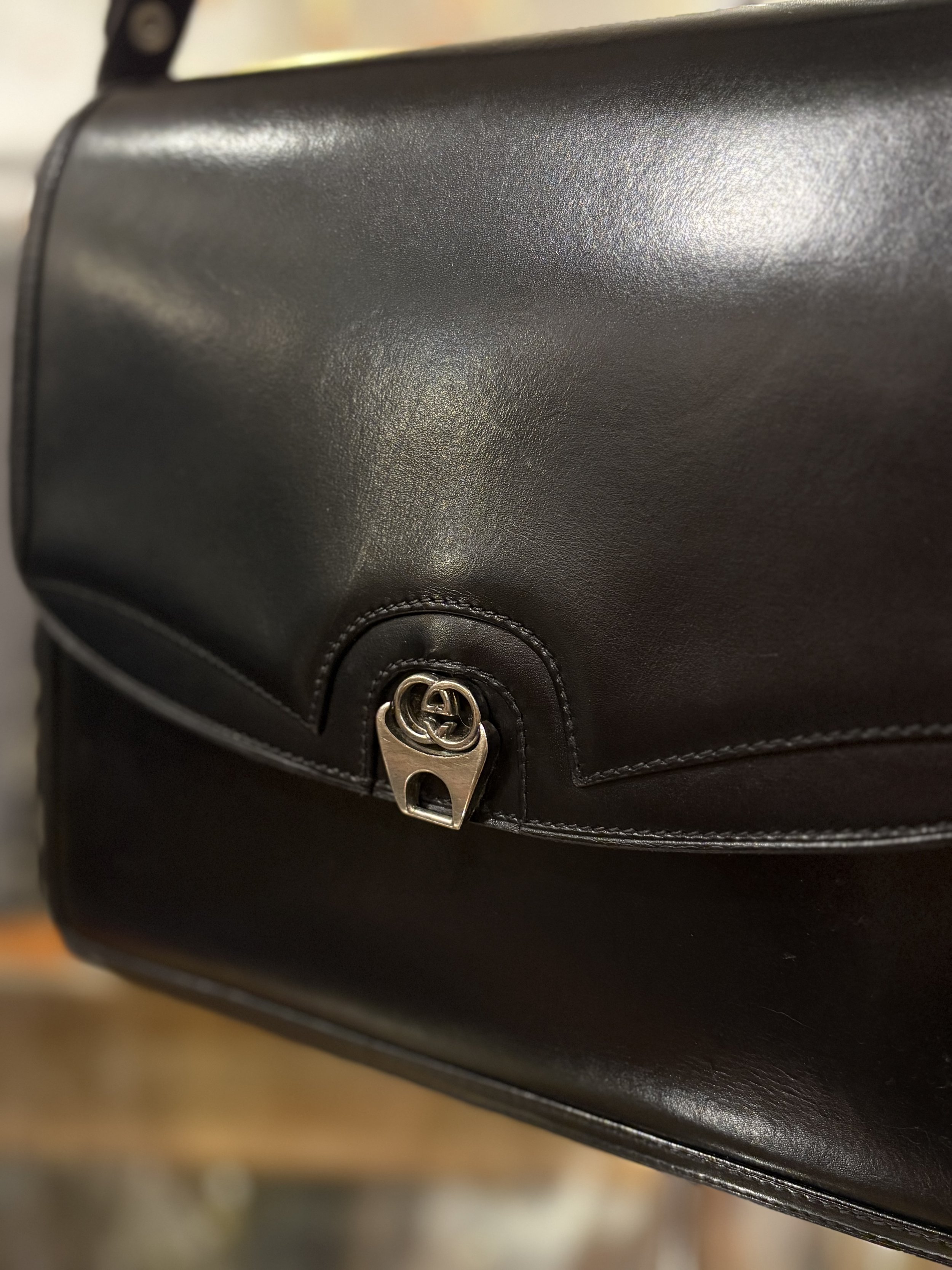 Bolso vintage Gucci estructurado de piel en color negro años 70/80
