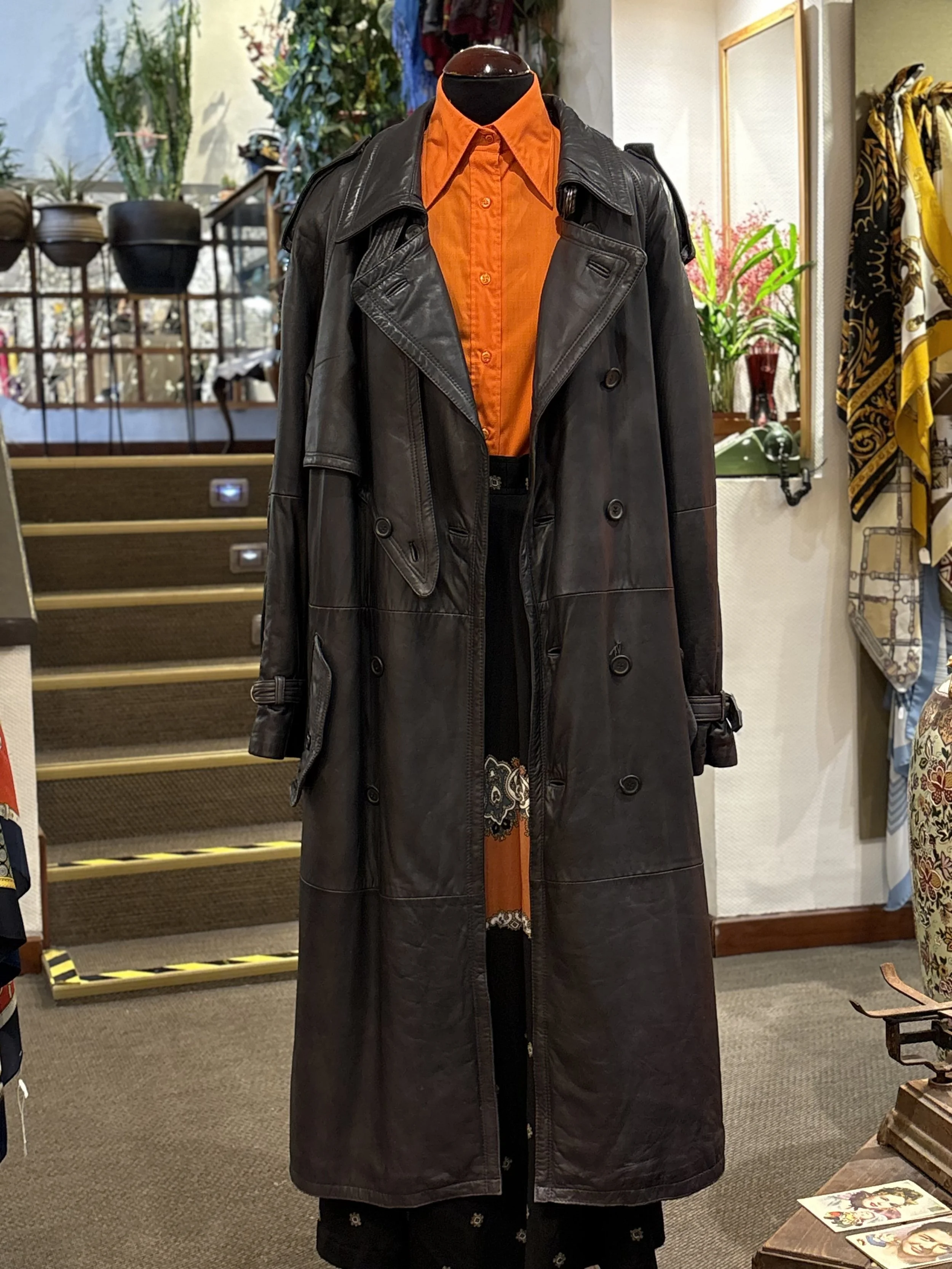 Gabardina trench vintage de piel napa en color negro años 80