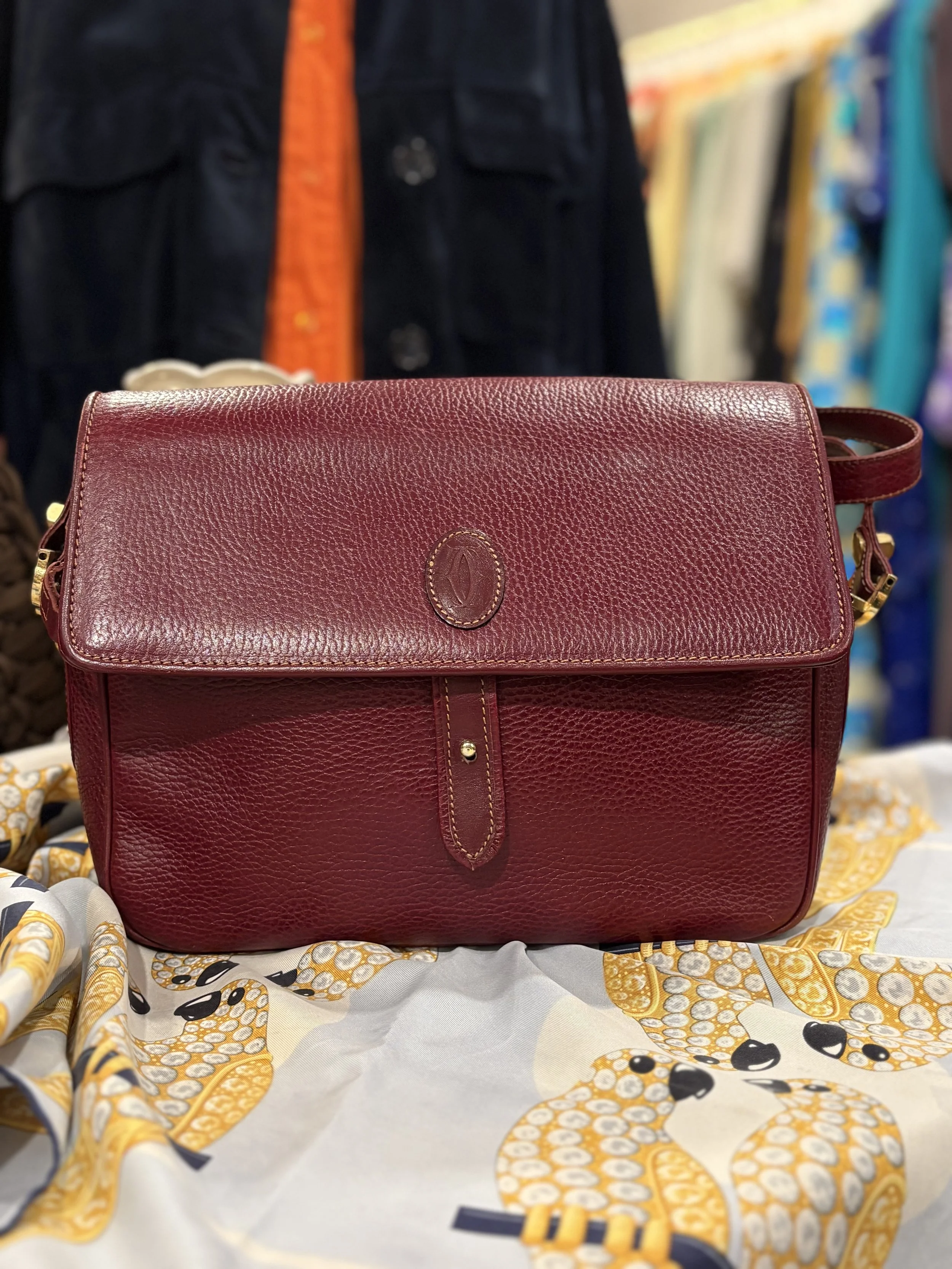 Bolso vintage de Cartier colección Must de Cartier en cuero granulado color burdeos años 80/90