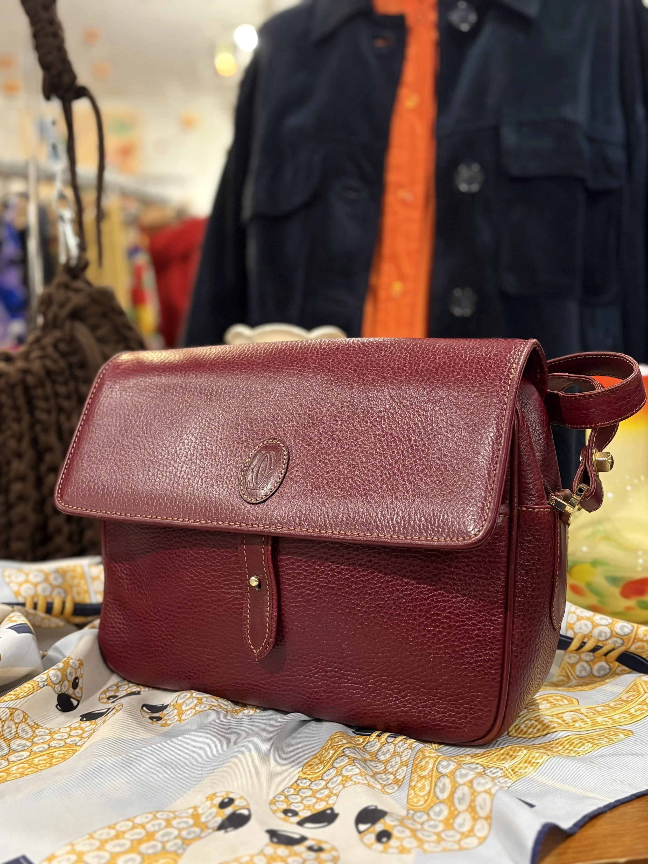 Bolso vintage de Cartier colección Must de Cartier en cuero granulado color burdeos años 80/90