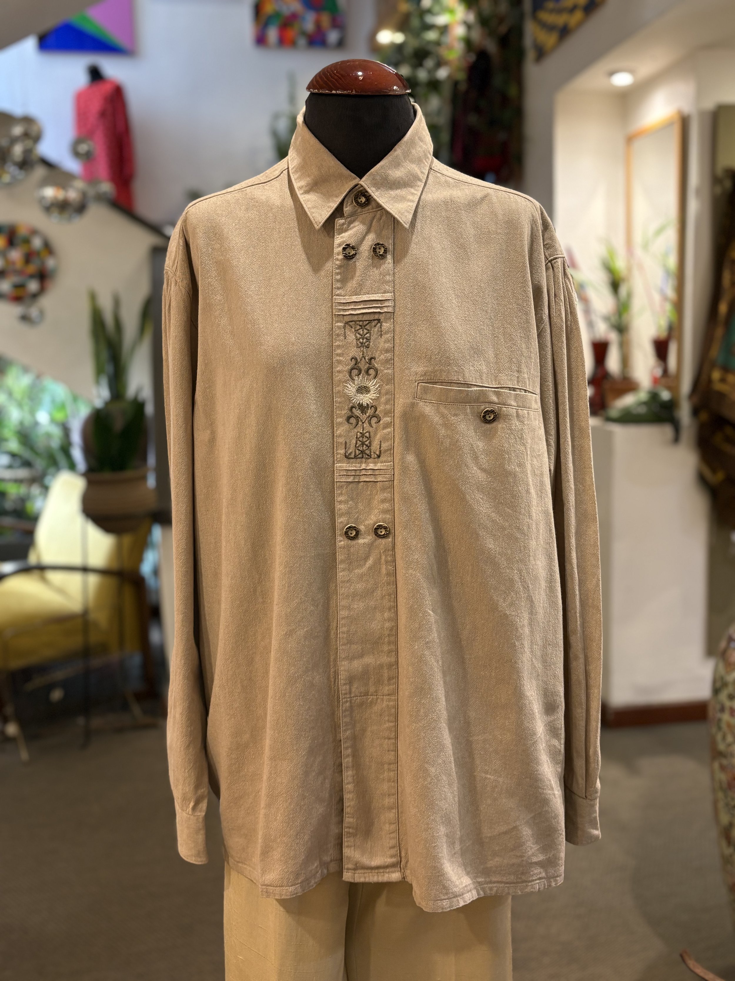 Camisa vintage tirolesa de Alpenland en beige oscuro con bordados