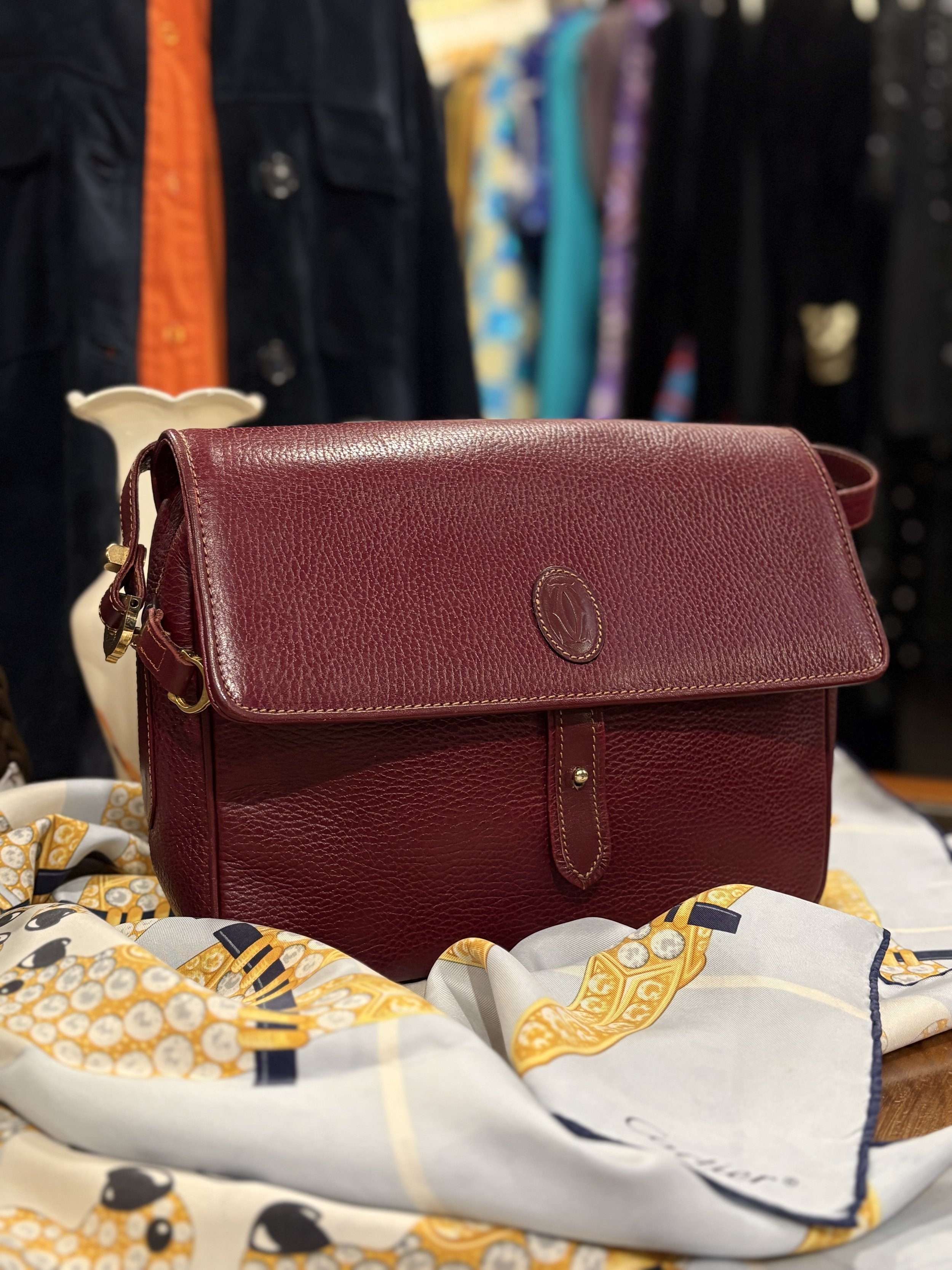 Bolso vintage de Cartier colección Must de Cartier en cuero granulado color burdeos años 80/90