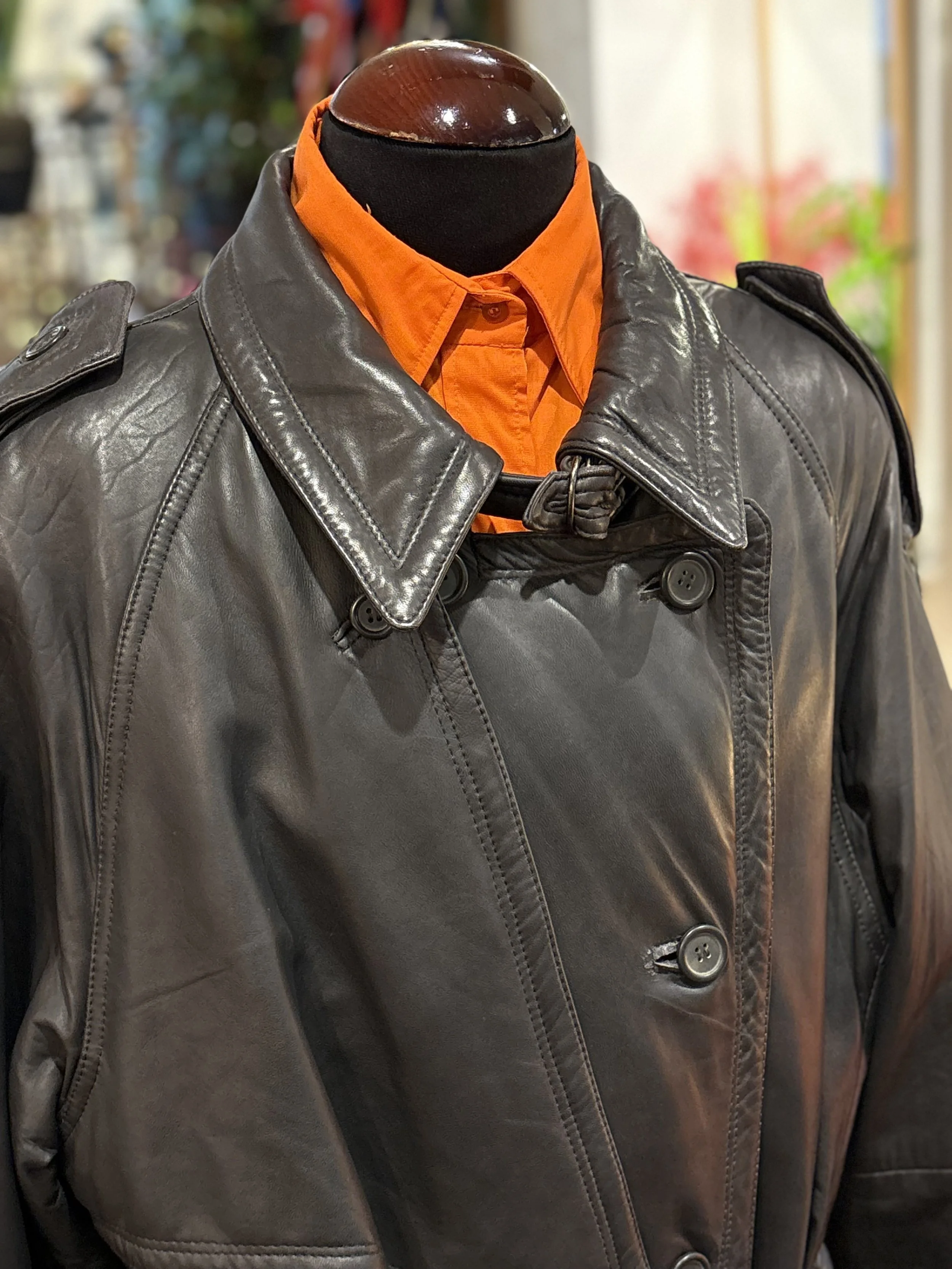 Gabardina trench vintage de piel napa en color negro años 80