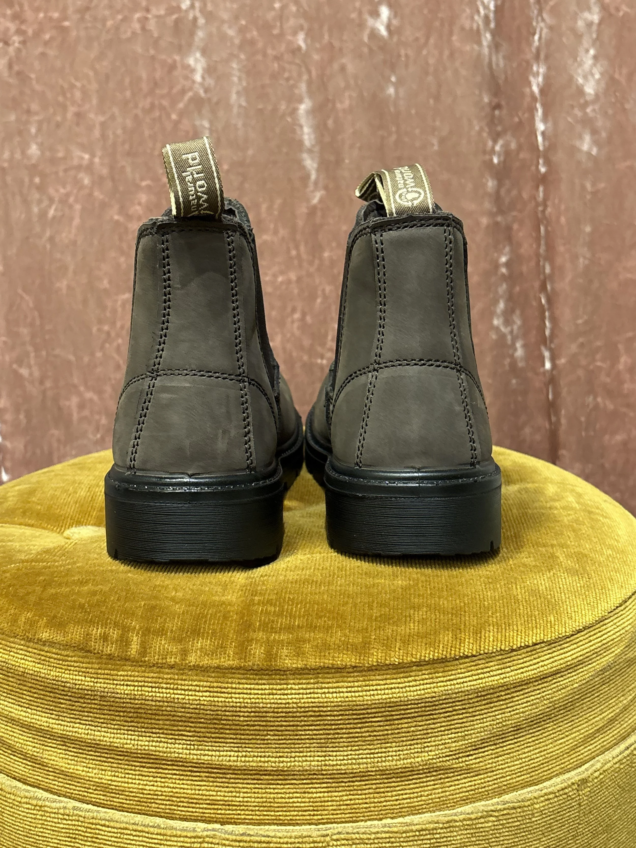 Botas ecofriendrly chelsea de Natural World piel de nobuck en color marrón